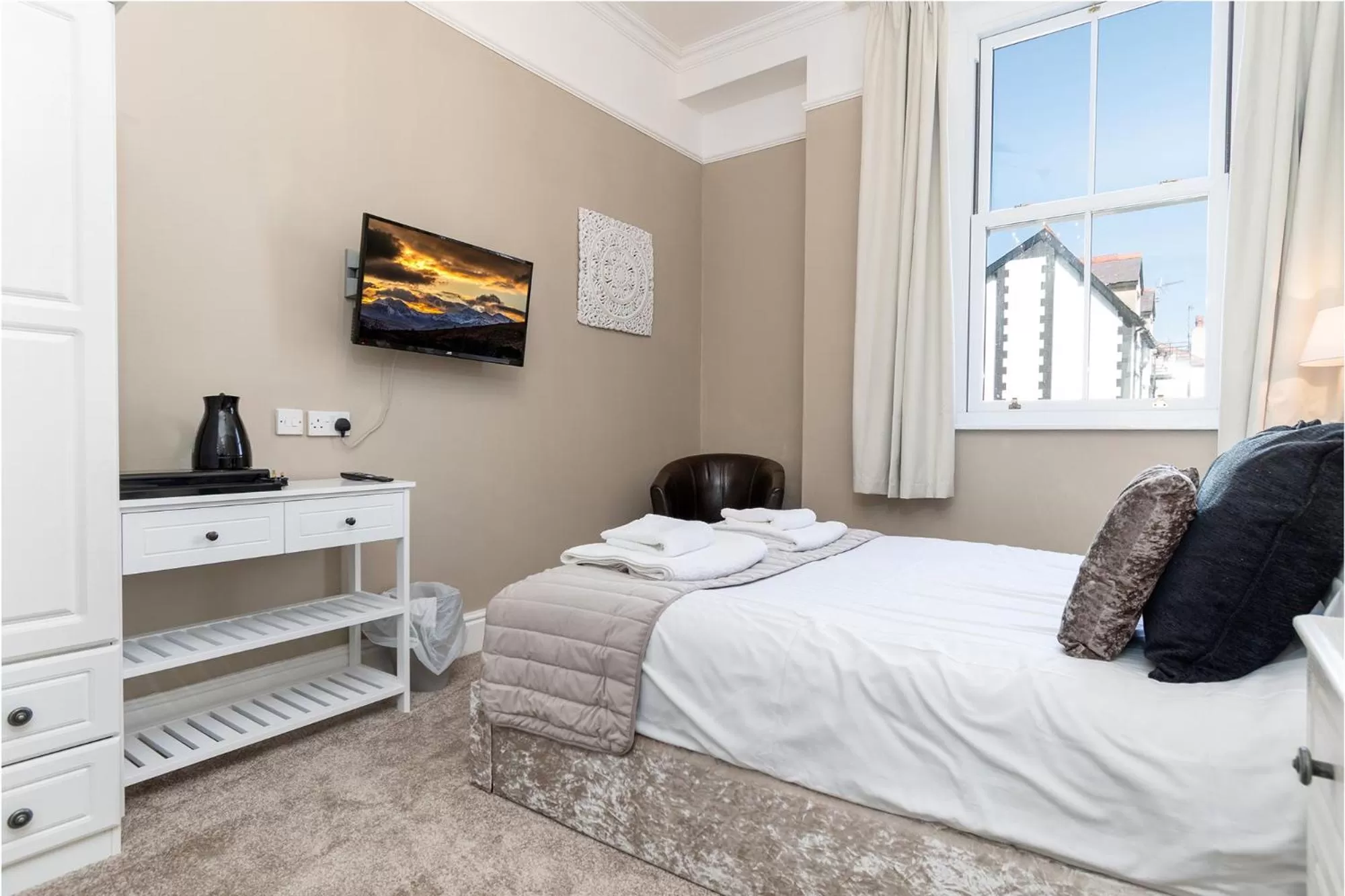 Bed in Lansdowne House with Private Car Park