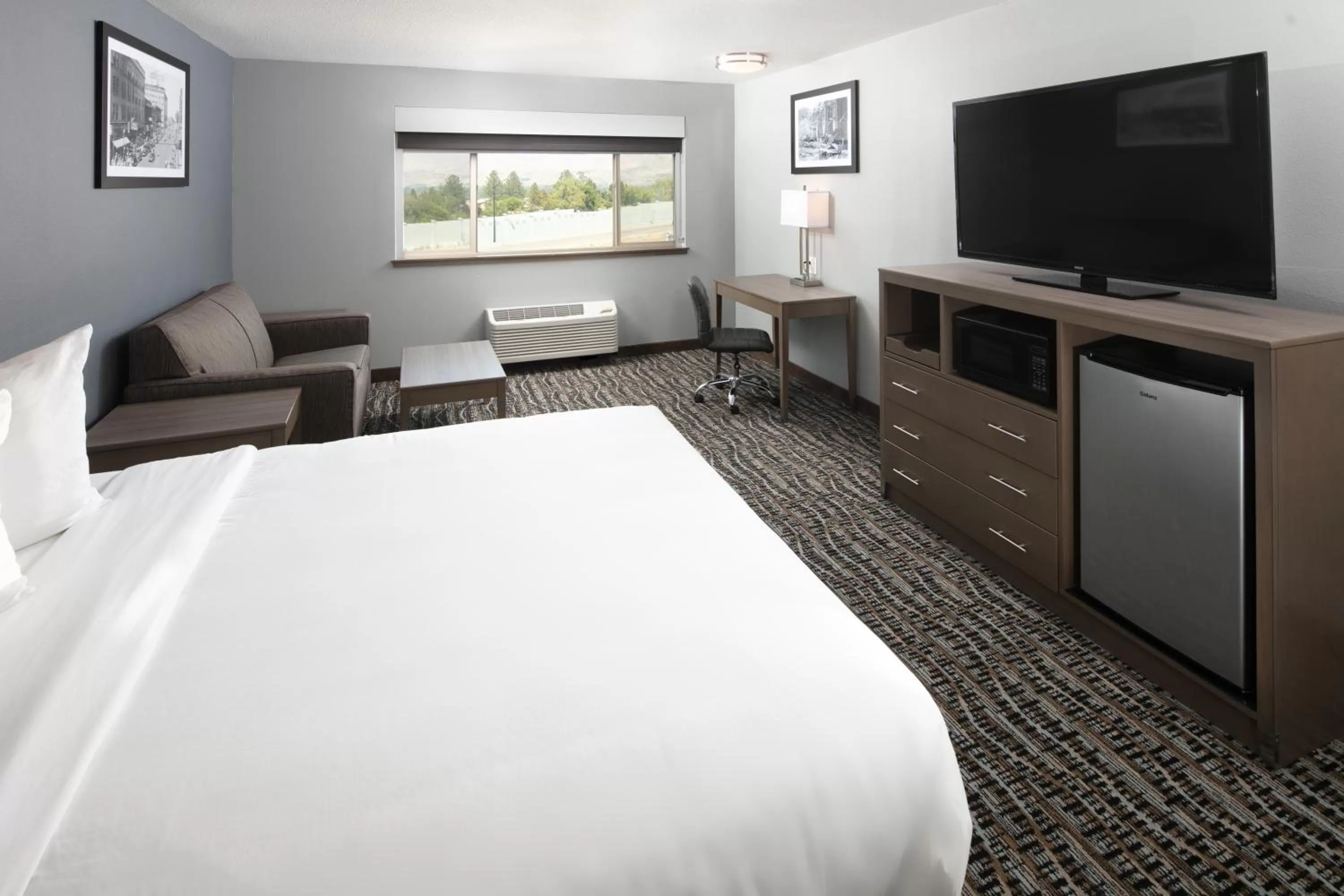 Communal lounge/ TV room, Bed in Hotel 28 Boise Airport, an Ascend Collection Hotel