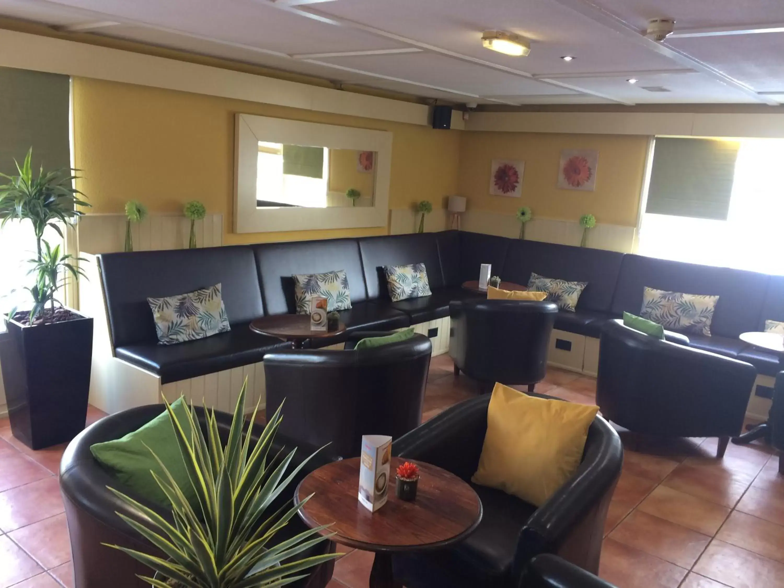 Lounge or bar, Restaurant/Places to Eat in Campanile Hotel Wakefield