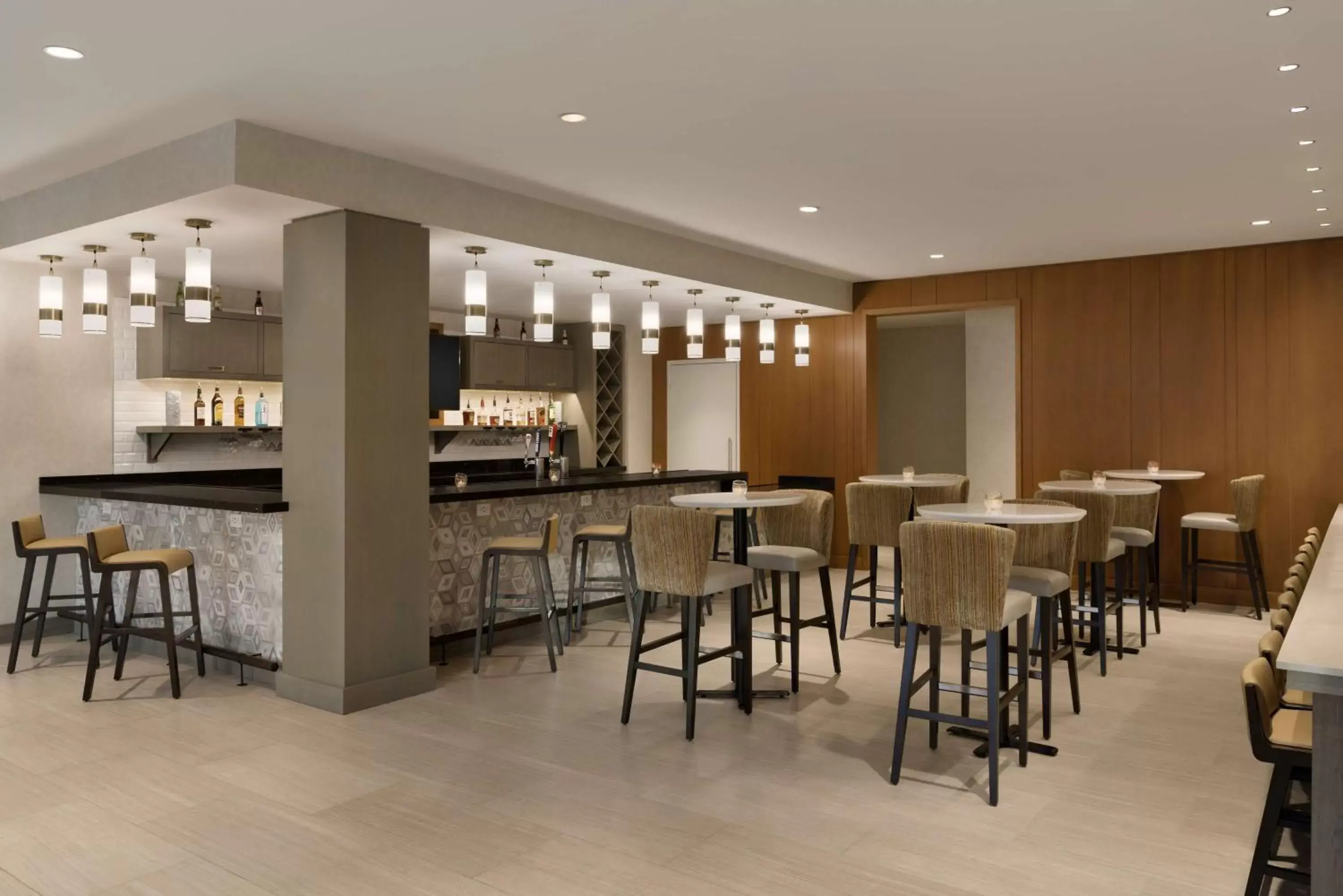 Lounge or bar, Restaurant/Places to Eat in Hilton Garden Inn Newtown Square Radnor