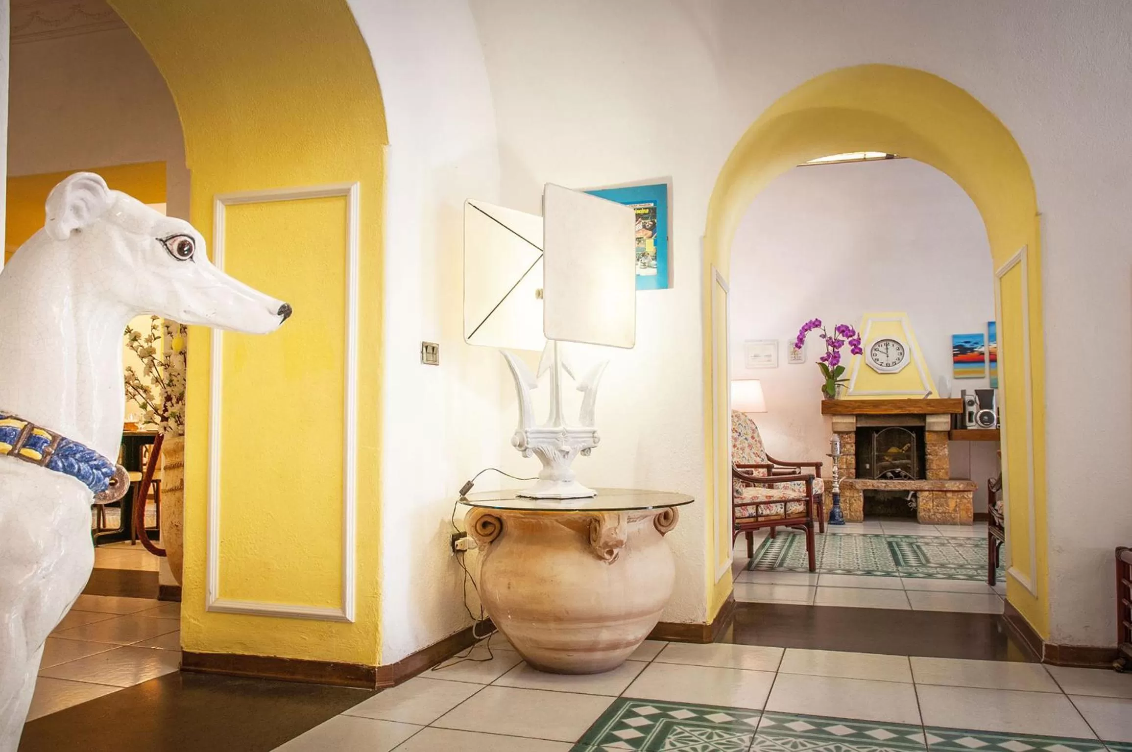 Communal lounge/ TV room in Hotel Annabelle