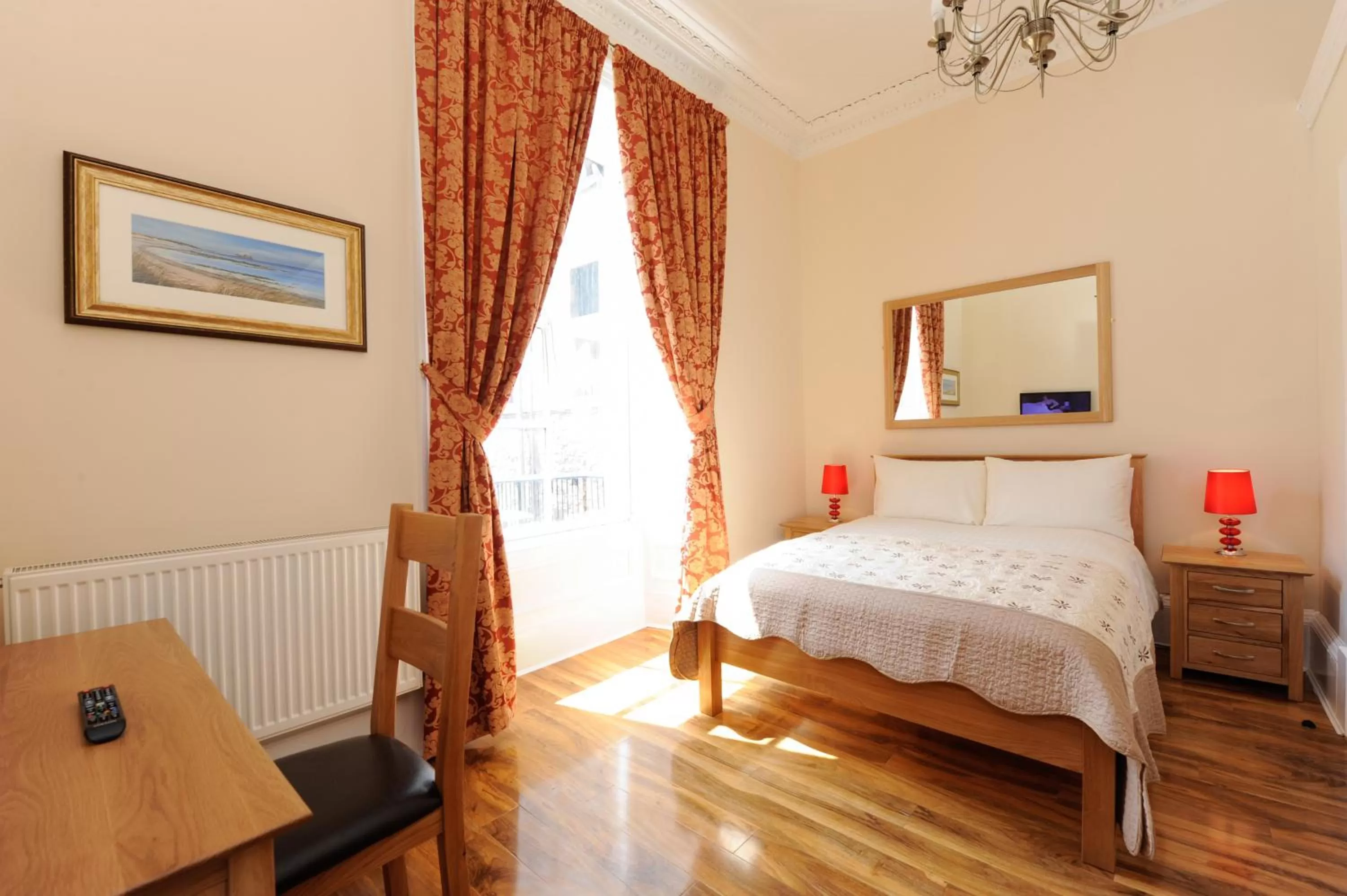 Bedroom, Bed in Edinburgh City Suites