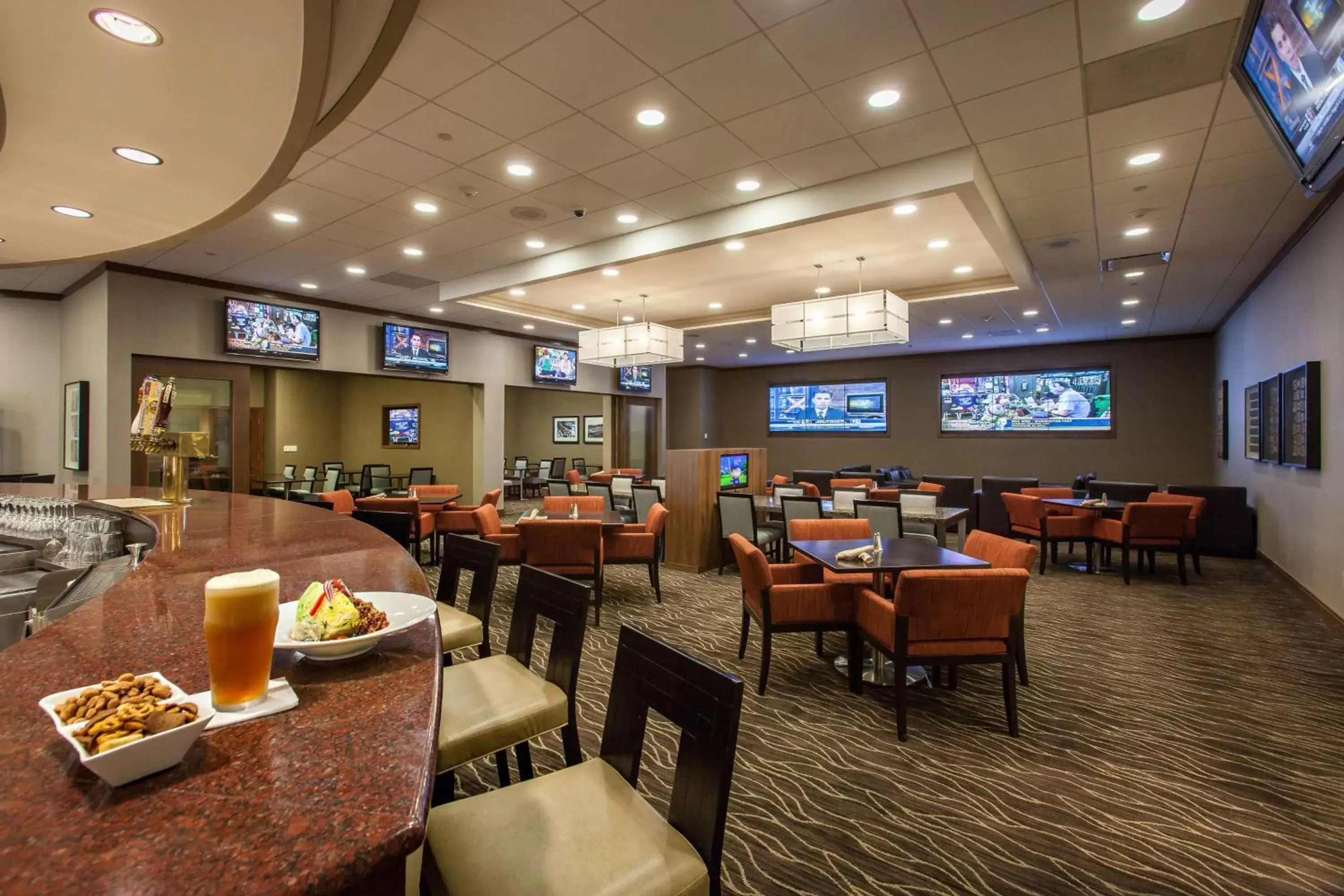 Lounge or bar in DoubleTree by Hilton Pittsburgh-Green Tree Lounge or bar in DoubleTree by Hilton Pittsburgh-Green Tree