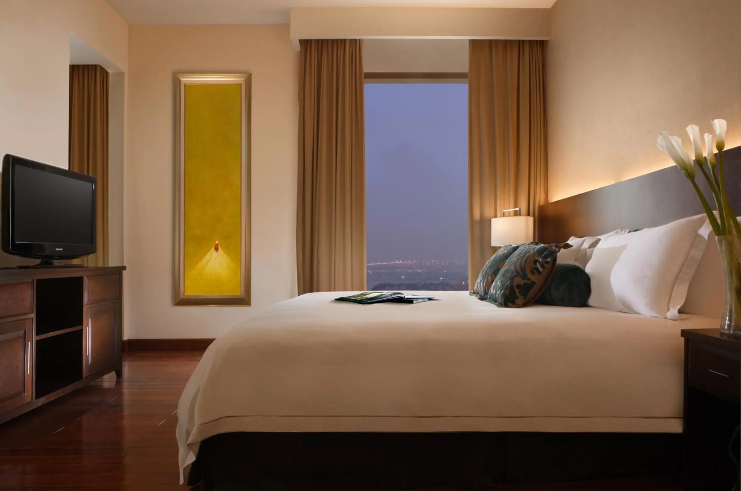 Bedroom, Bed in Fraser Suites Hanoi