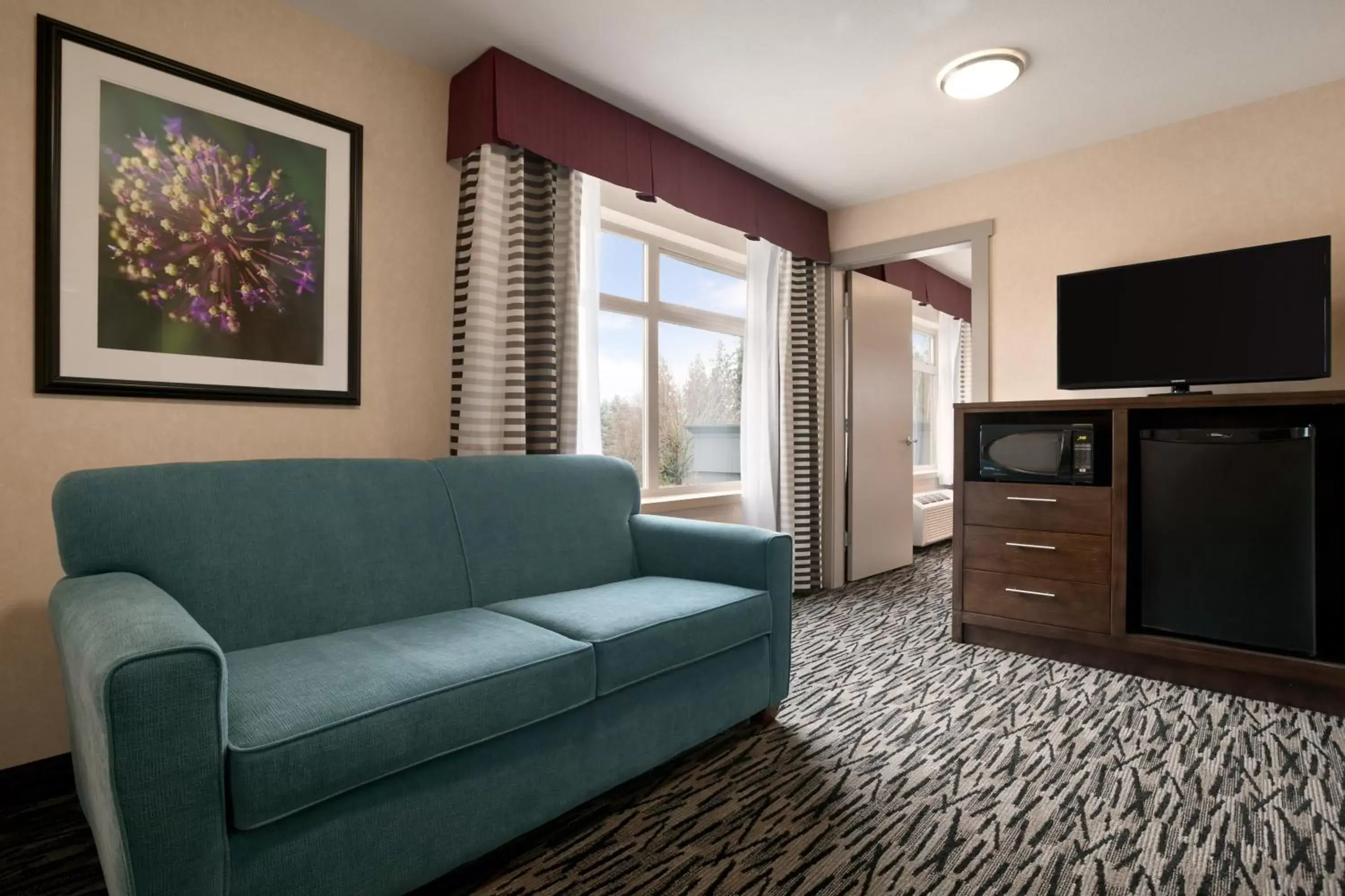 Day, Seating Area in Best Western Plus Pitt Meadows Inn & Suites