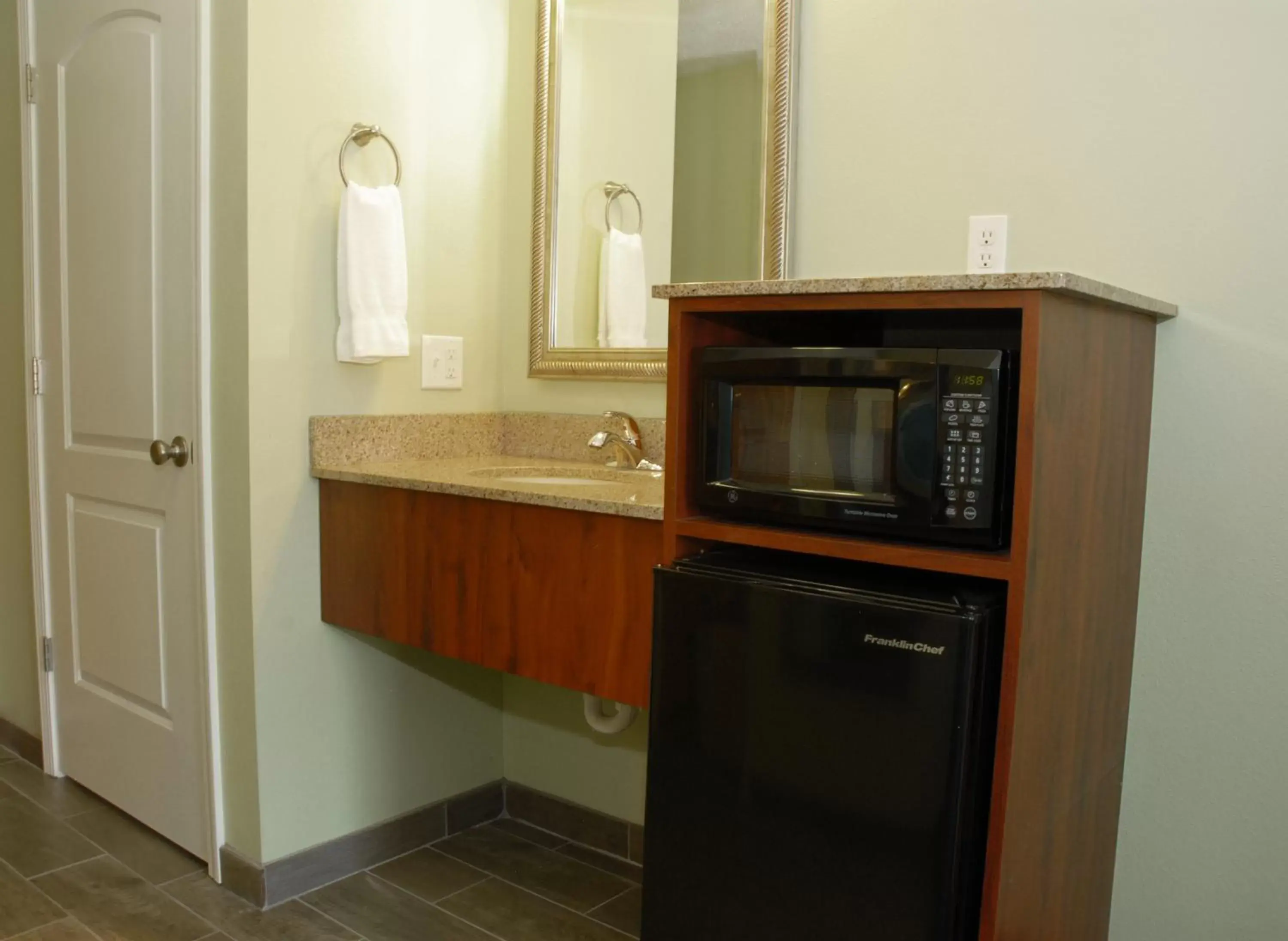 Kitchen or kitchenette, Bathroom in Sugar Beach Resort Hotel