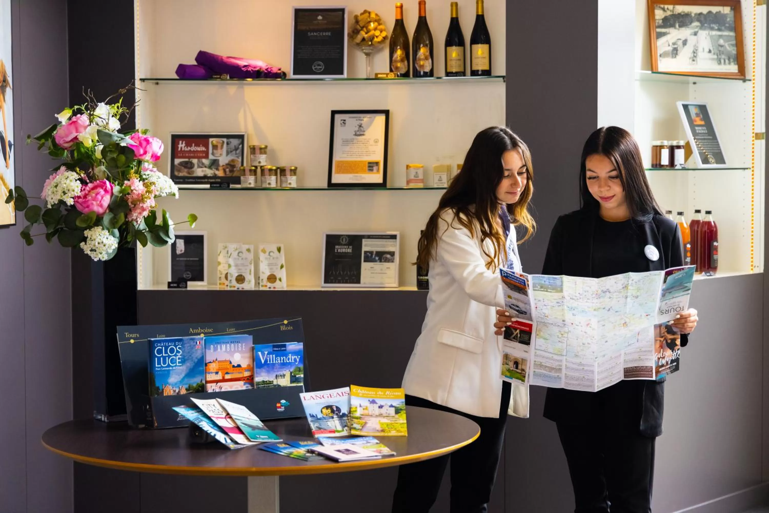 Lobby or reception in Mercure Tours Nord