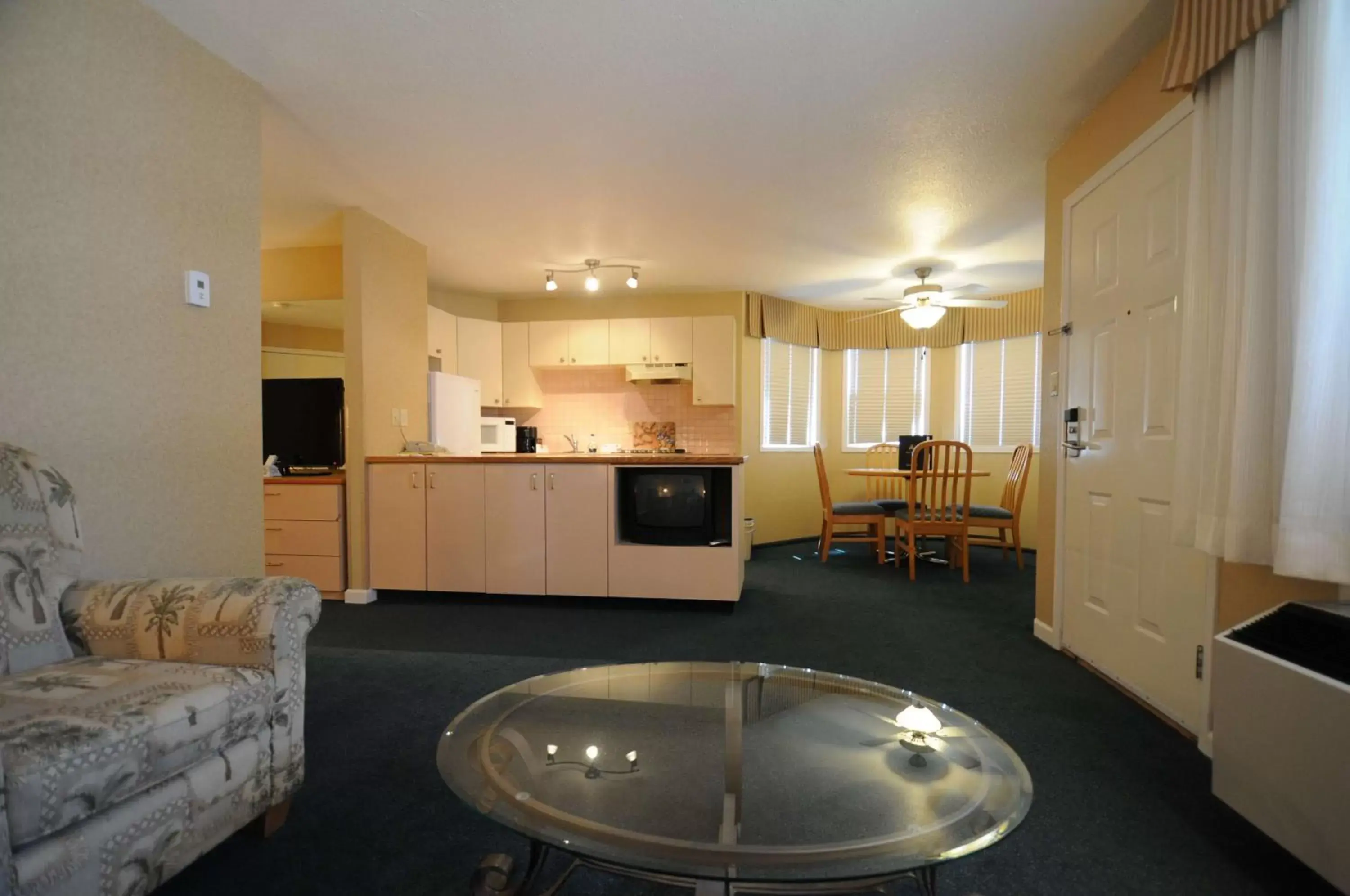 Photo of the whole room, Kitchen/Kitchenette in Best Western Inn at Penticton