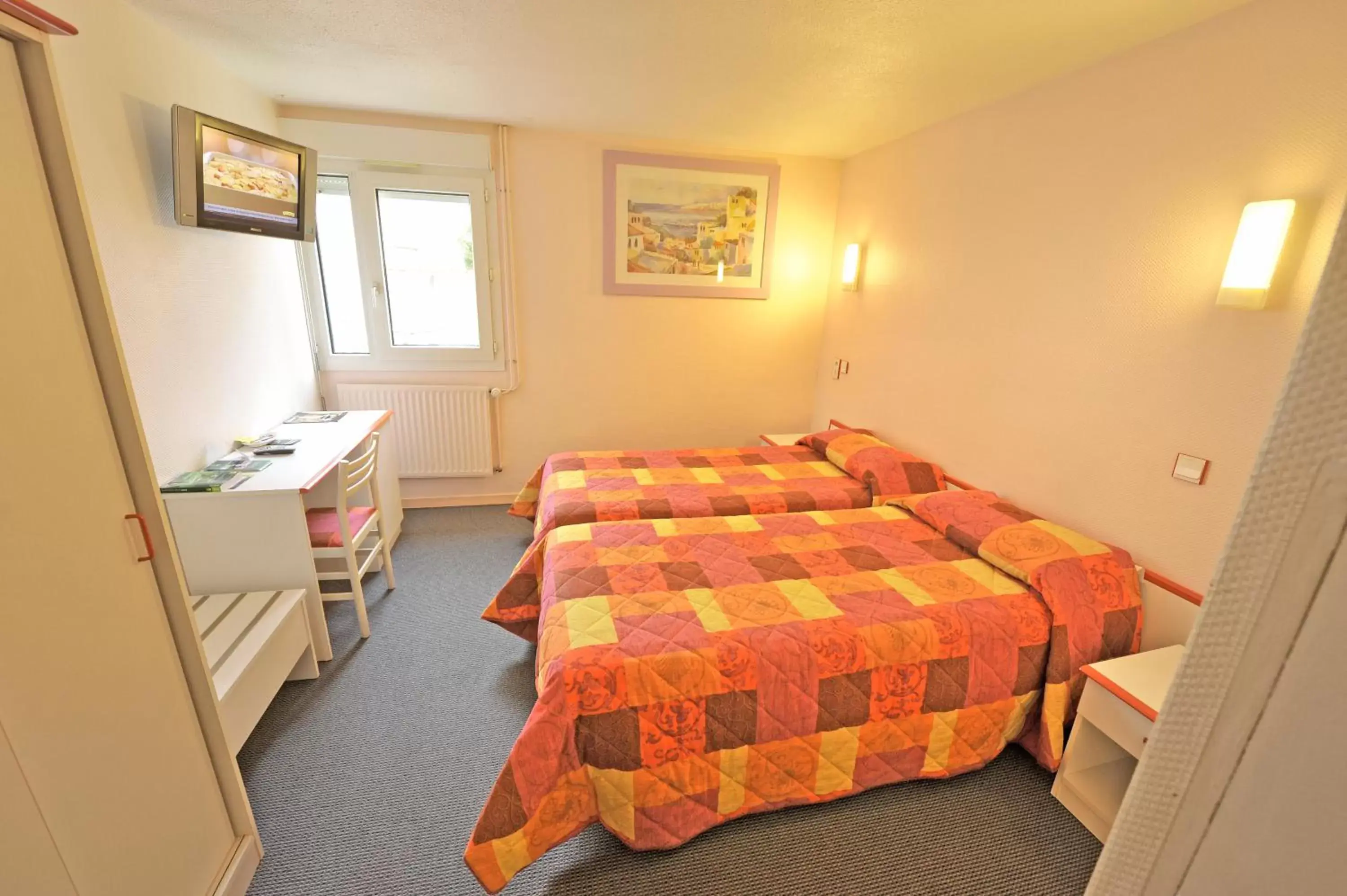 Bedroom, Bed in LOGIS Hôtel Le Moulin Des Gardelles