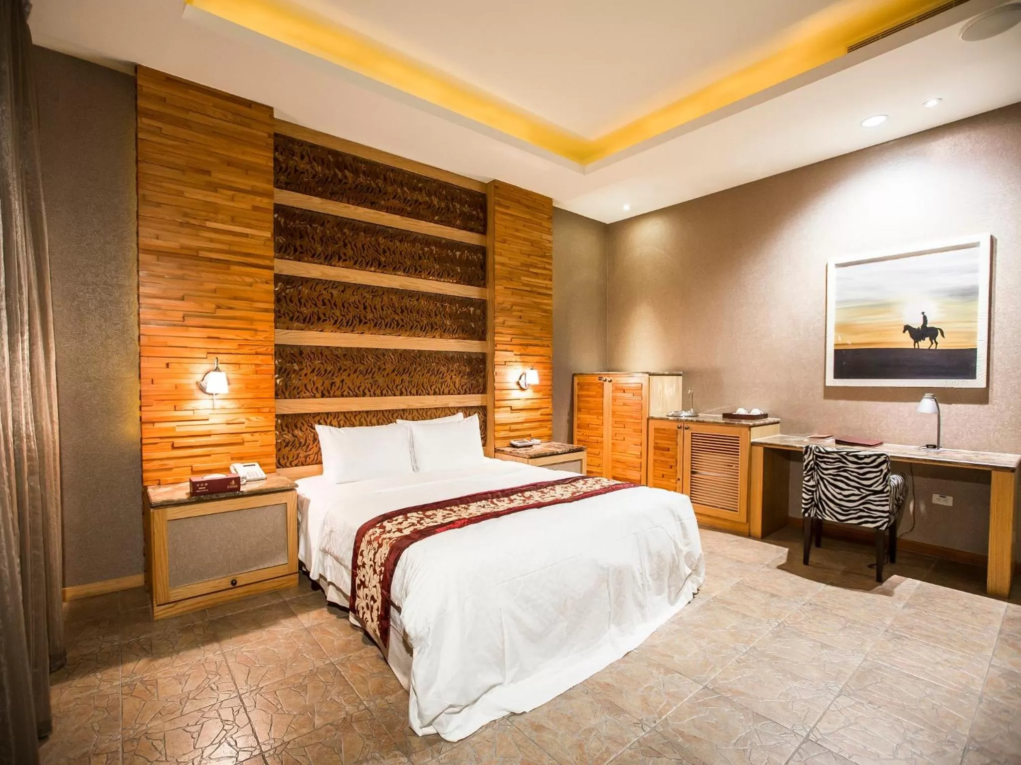 Bedroom, Bed in Moon Area Motel