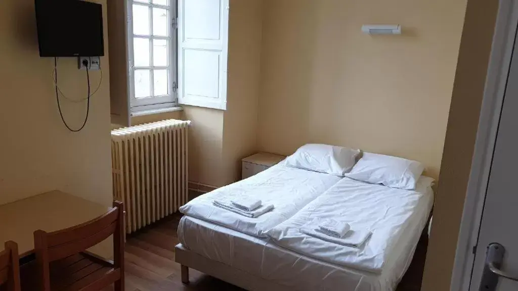 Bedroom, Bed in Hôtellerie Saint Yves