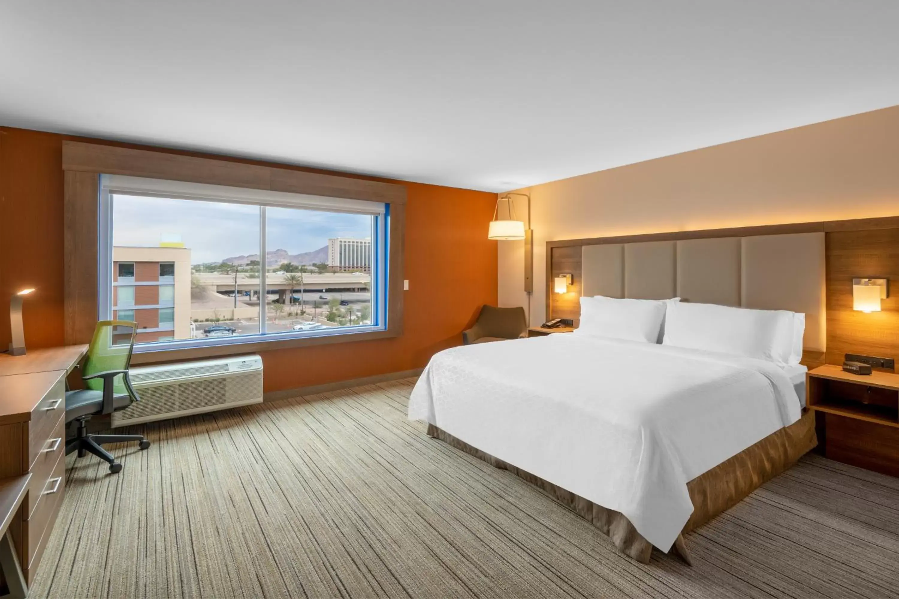 Photo of the whole room, Bed in Holiday Inn Express & Suites - Phoenix - Airport North, an IHG Hotel