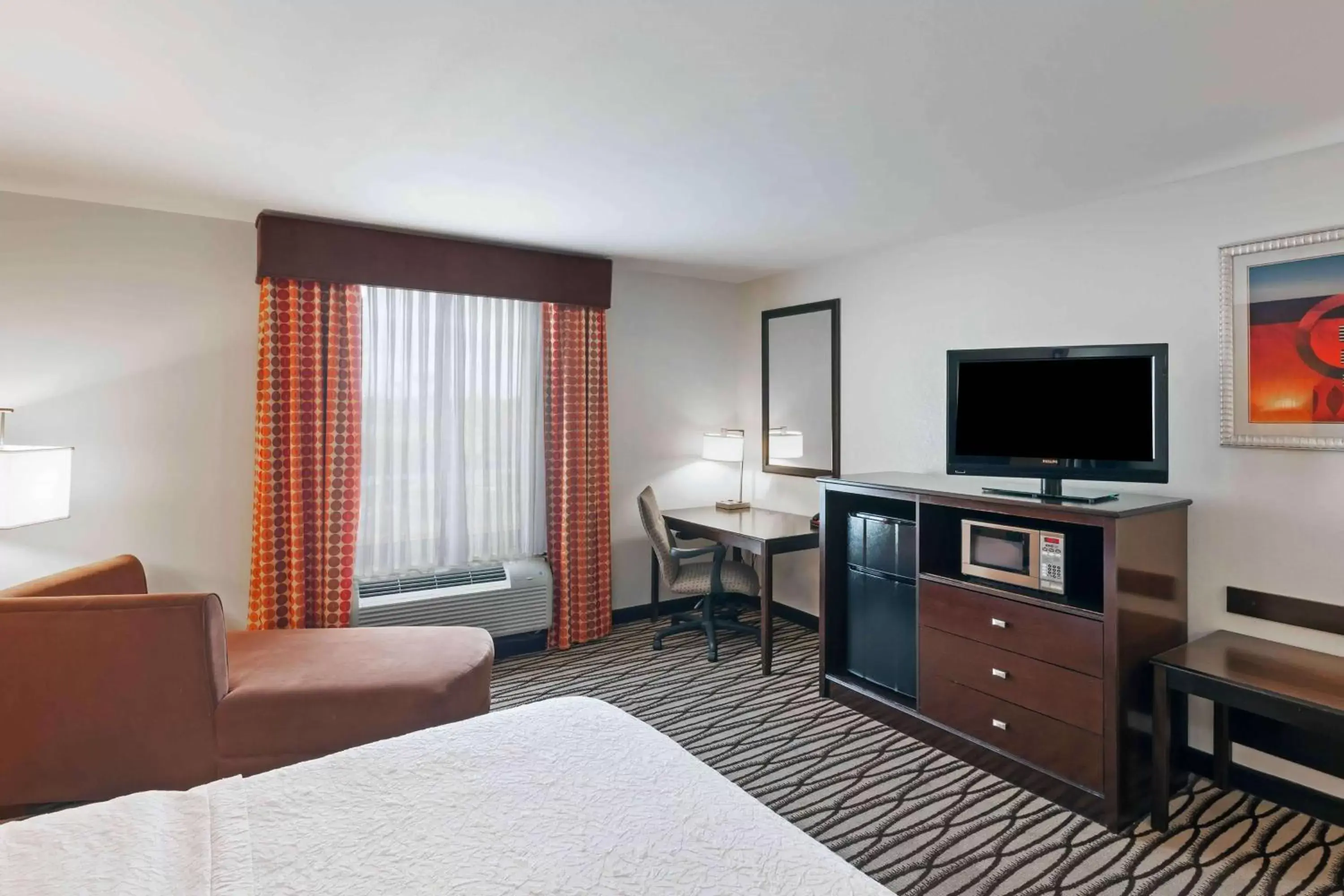 Bedroom, TV/Entertainment Center in Hampton Inn & Suites Morgan City