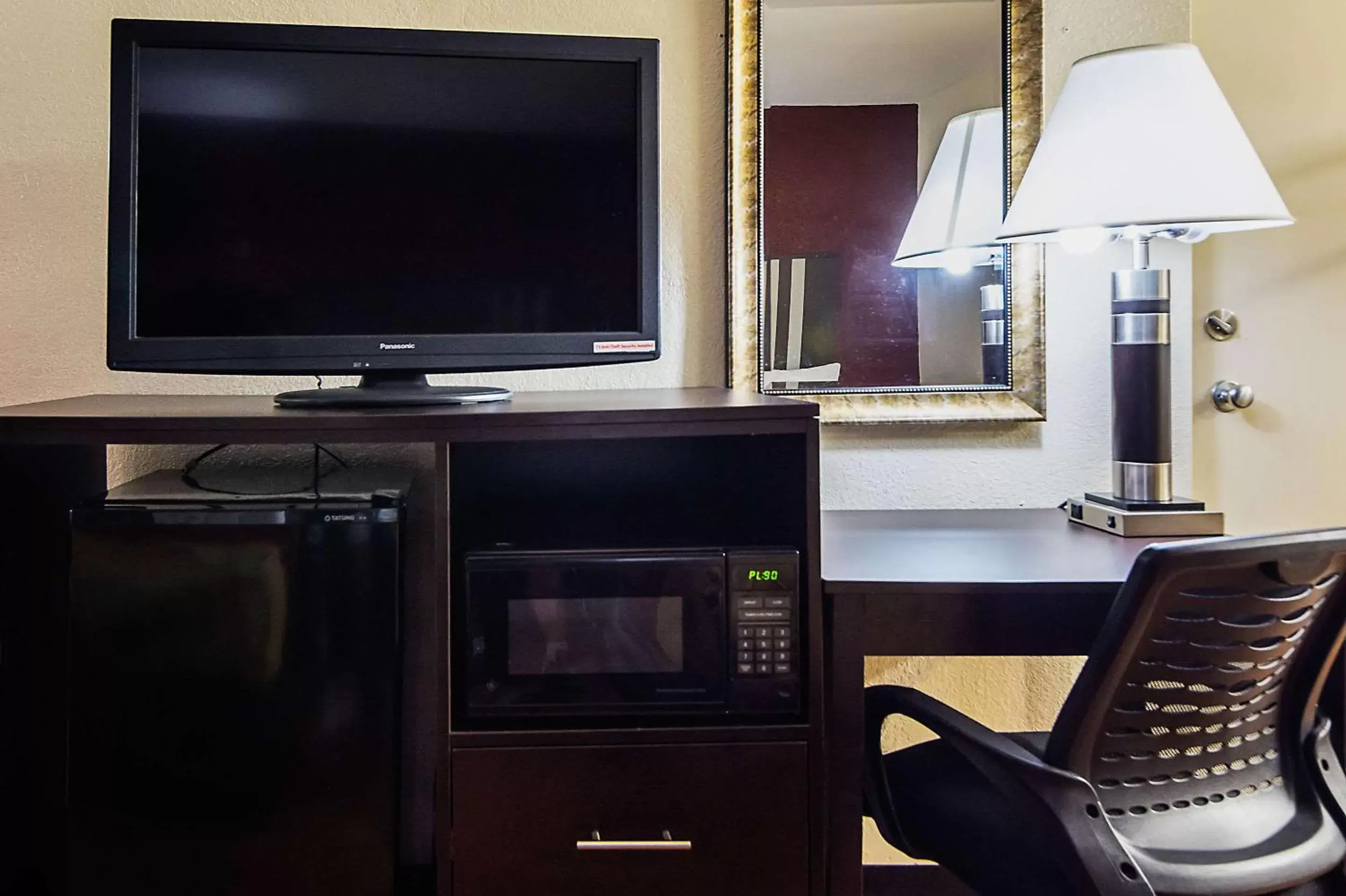 Photo of the whole room, TV/Entertainment Center in Econo Lodge Research Triangle Park