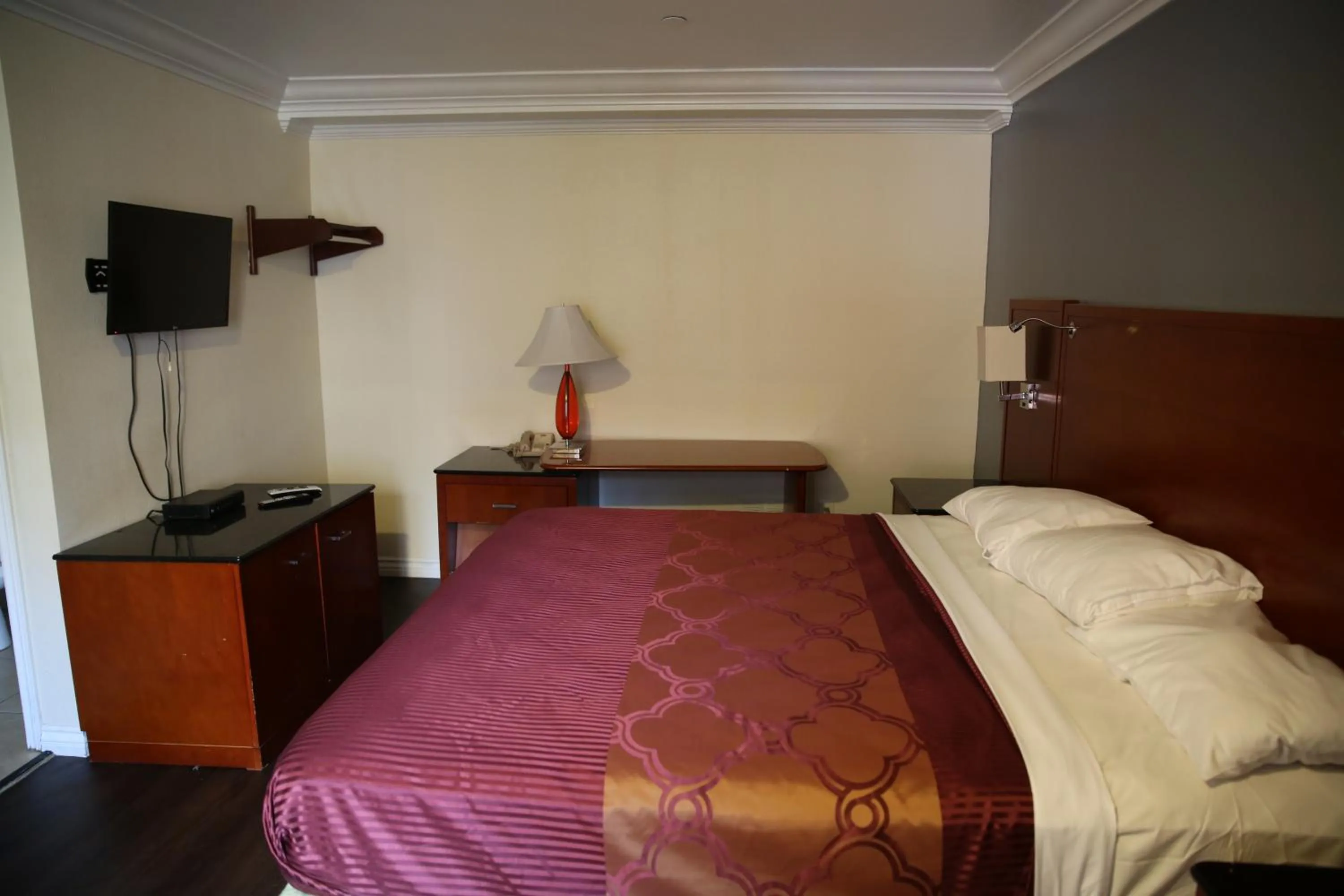 Bed in Chateau Inn & Suites