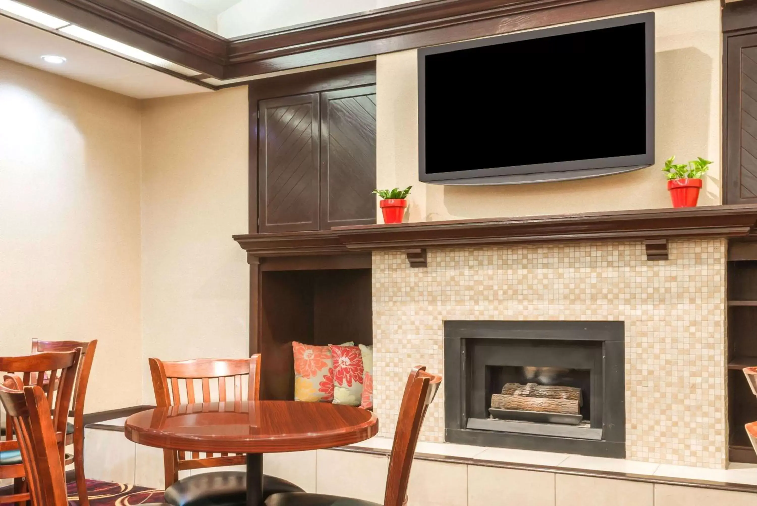 Lobby or reception, TV/Entertainment Center in Hawthorn Suites Dayton North