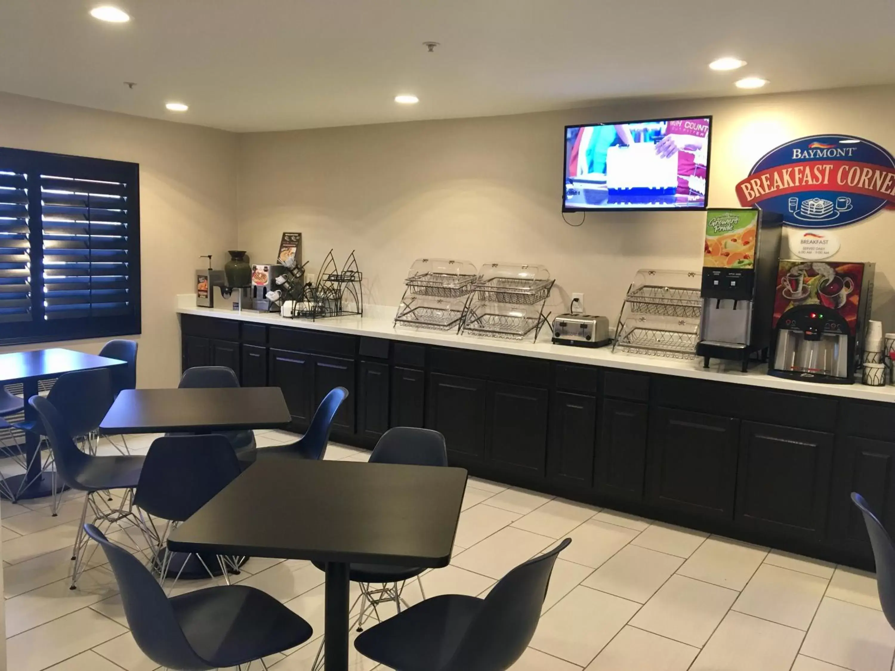 Continental breakfast, Restaurant/Places to Eat in Baymont by Wyndham Phoenix I-10 near 51st Ave