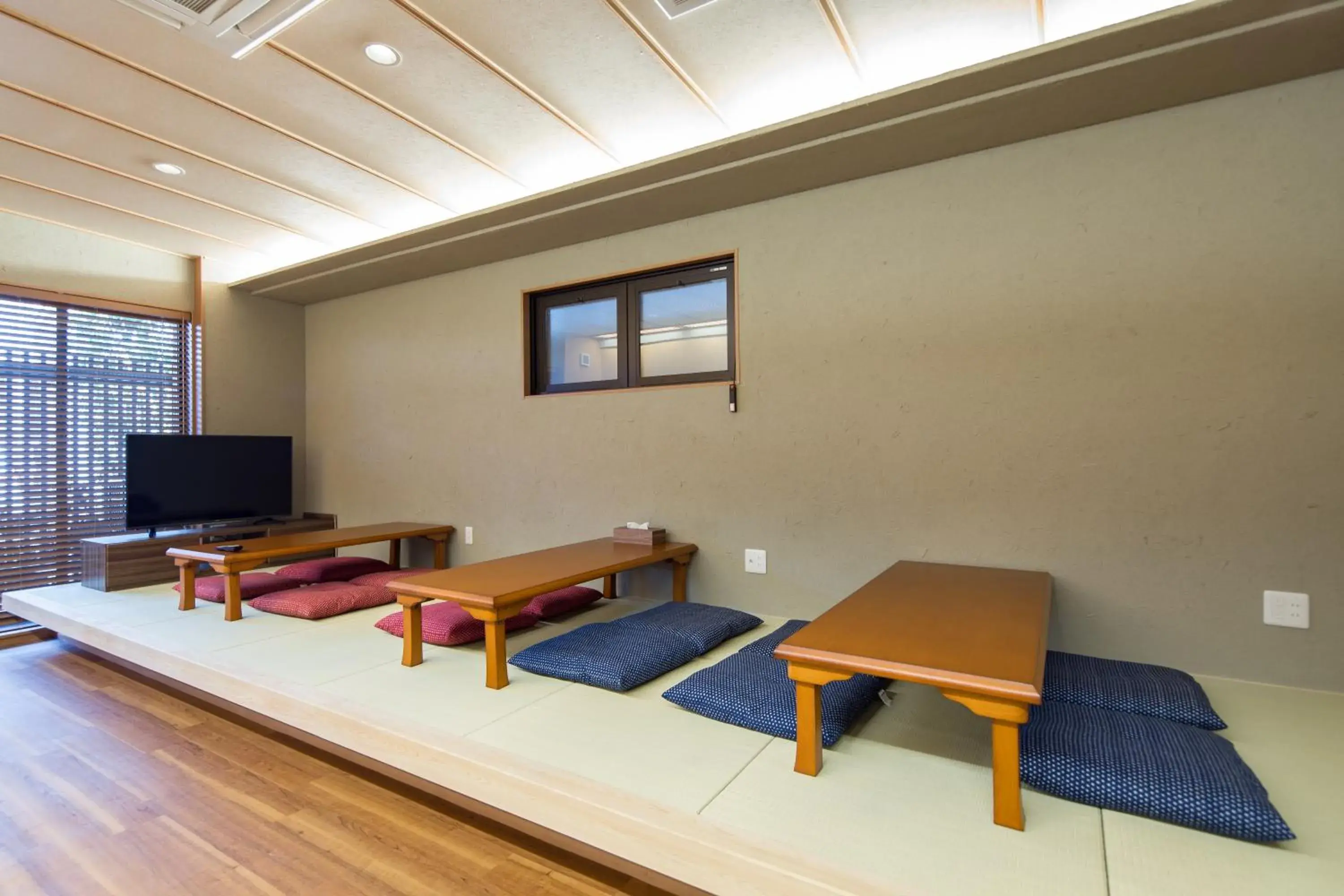 Communal lounge/ TV room, Seating Area in Ryokan Hostel Gion