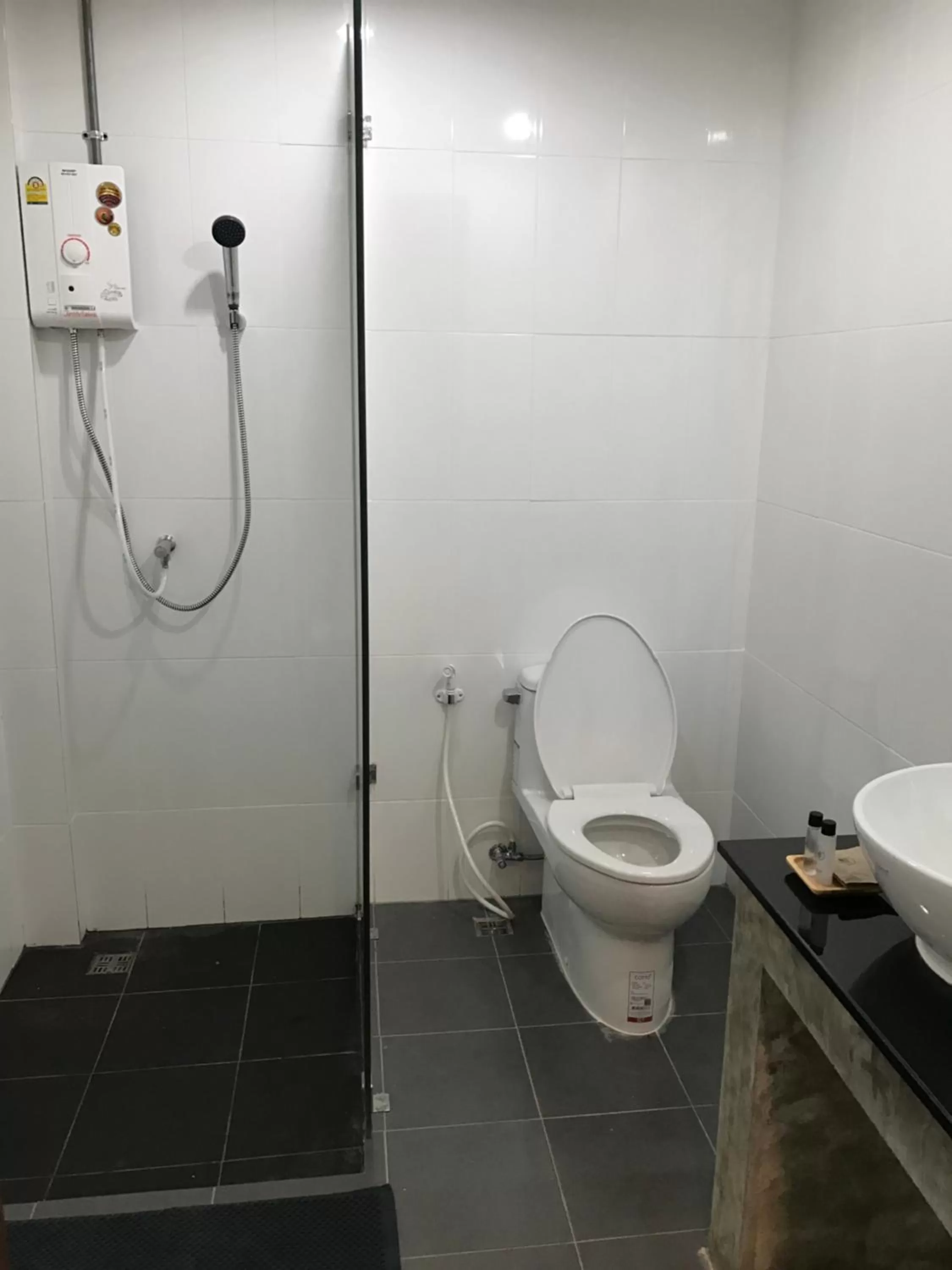 Toilet, Bathroom in De Nan Hotel