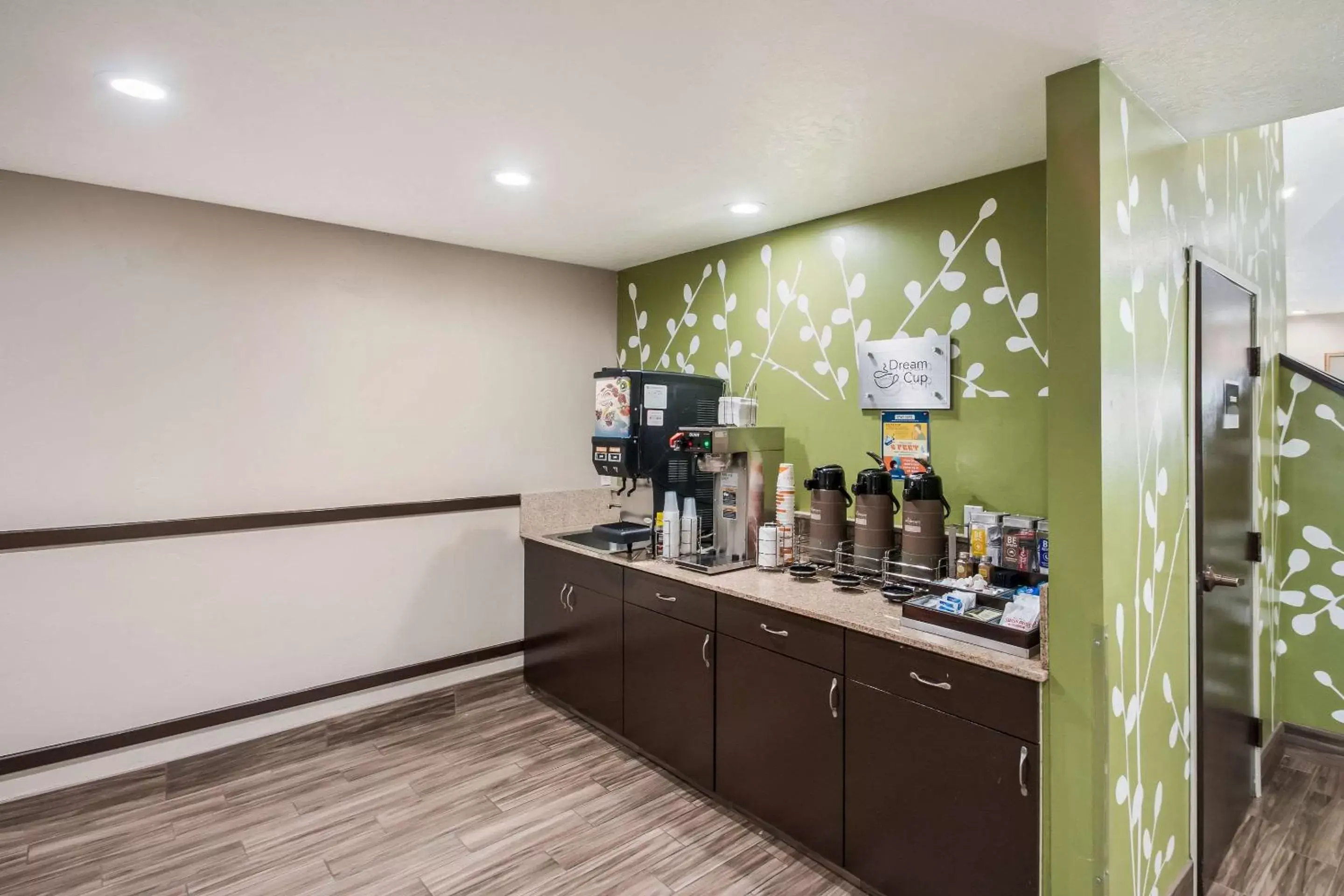 Restaurant/places to eat, Kitchen/Kitchenette in Sleep Inn West Valley City - Salt Lake City South