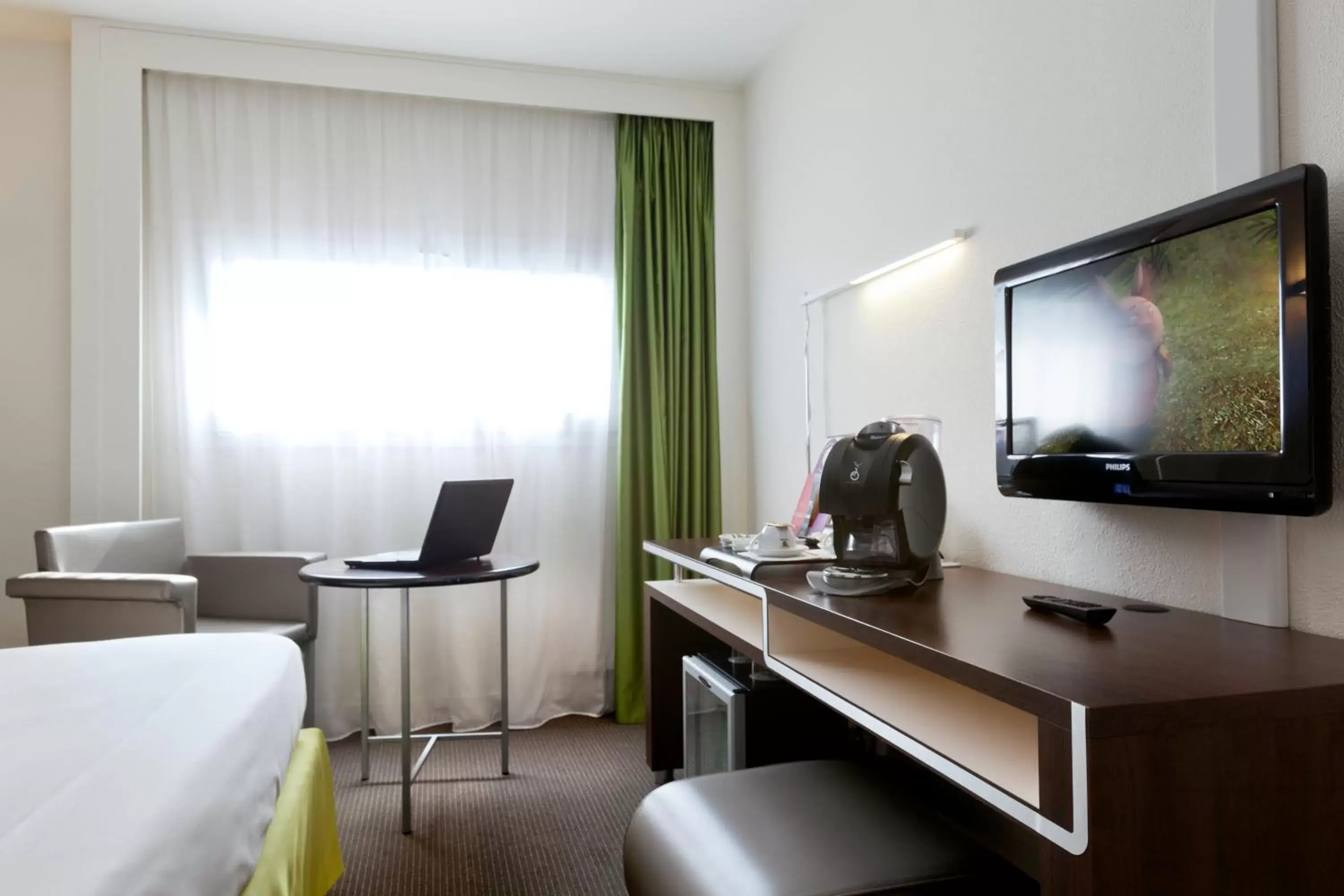 Photo of the whole room, TV/Entertainment Center in Mercure Rennes Centre Gare