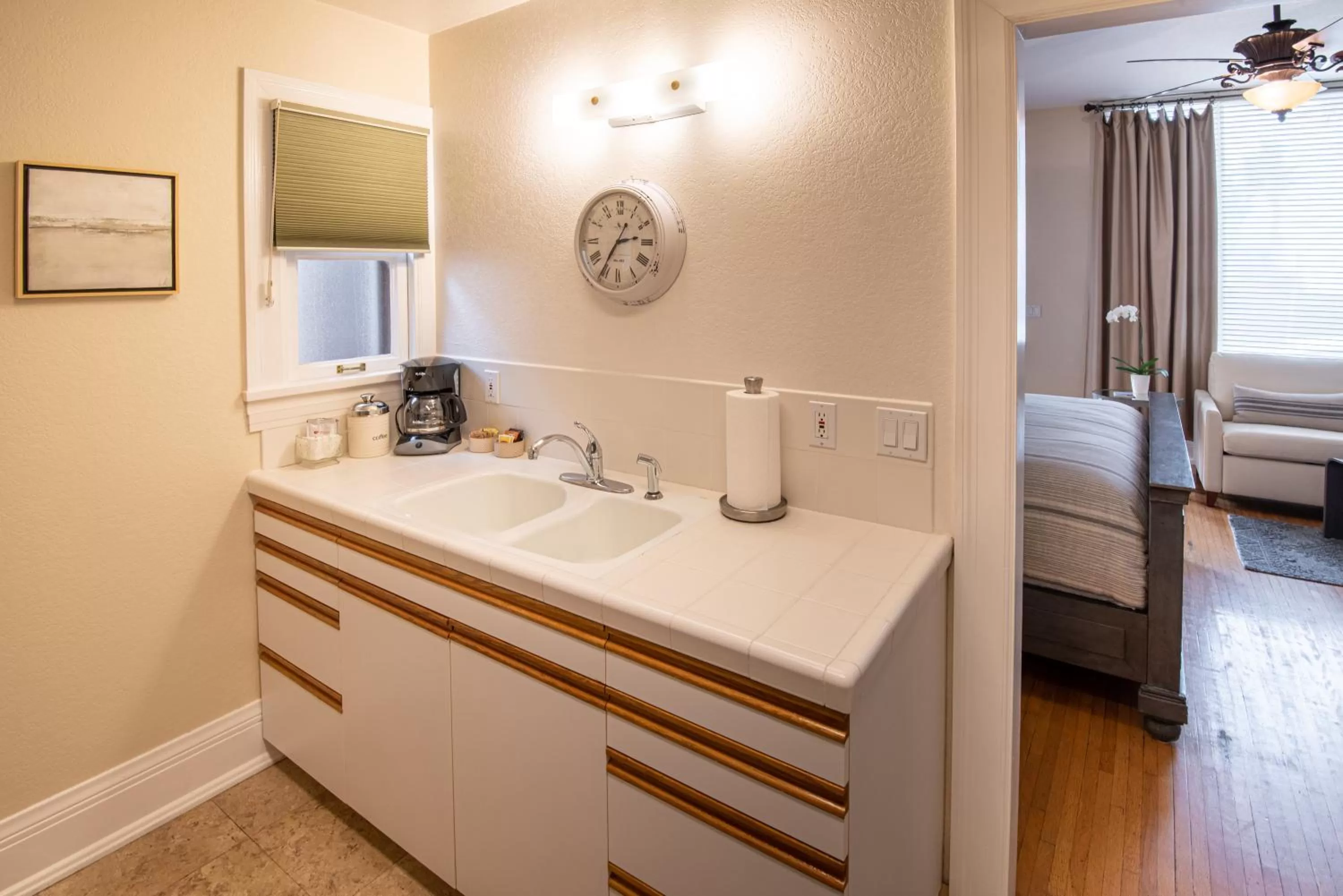 Coffee/tea facilities, Bed in Harbor House Inn