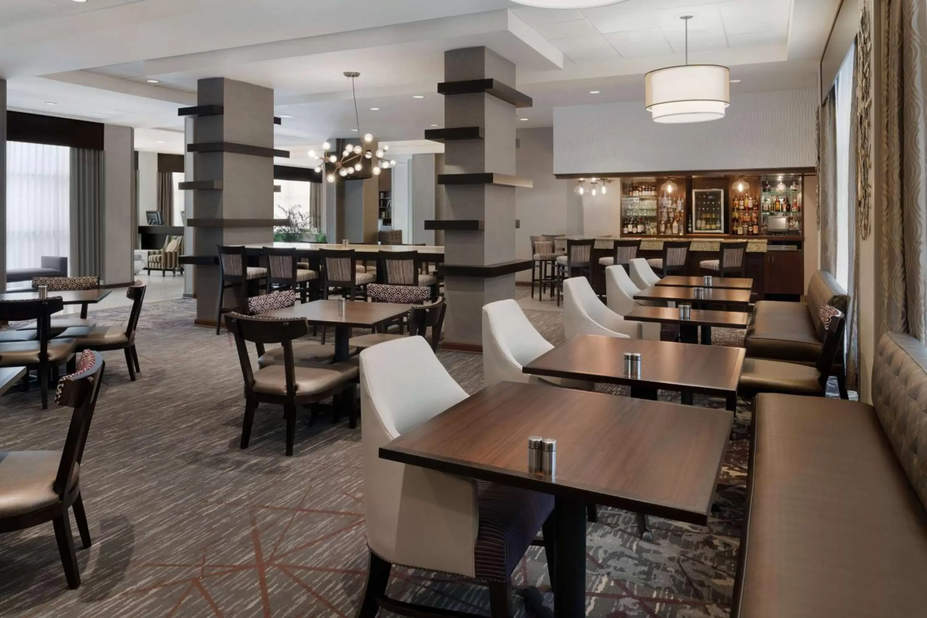 Restaurant/Places to Eat in DoubleTree by Hilton Milwaukee/Brookfield