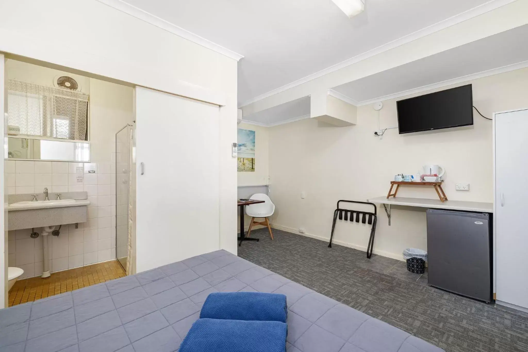 Seating area, TV/Entertainment Center in Navigators Motel