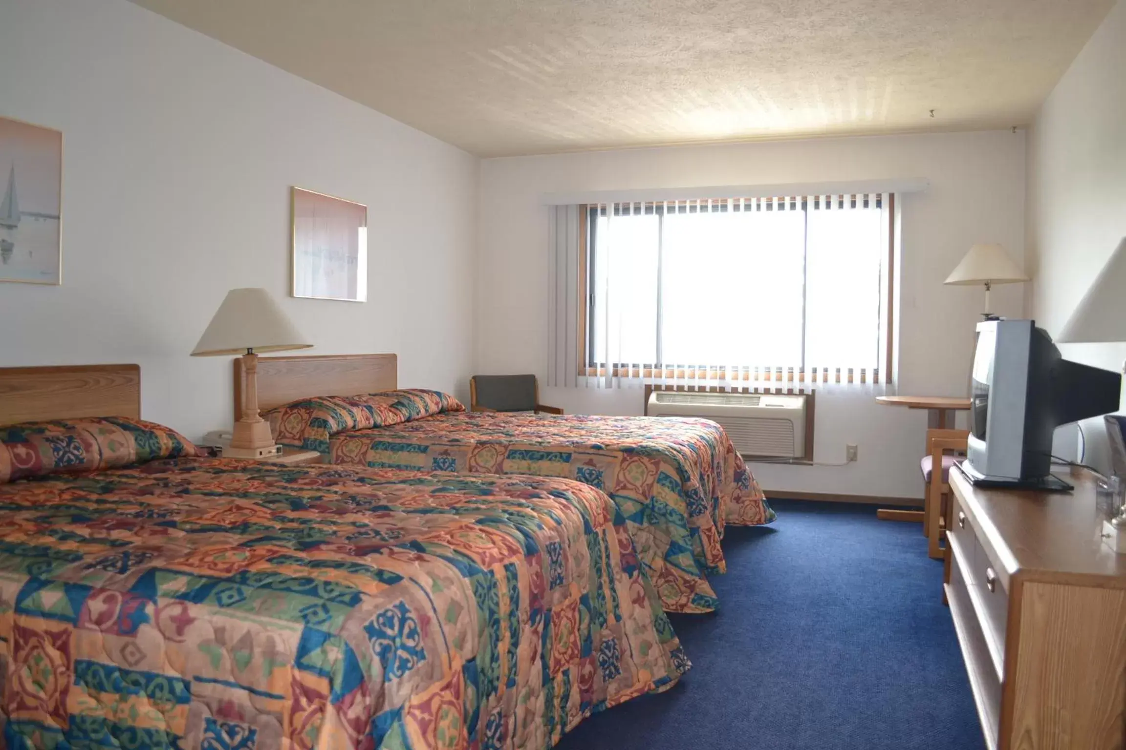 Photo of the whole room, Bed in Sky Lodge Inn & Suites - Delavan