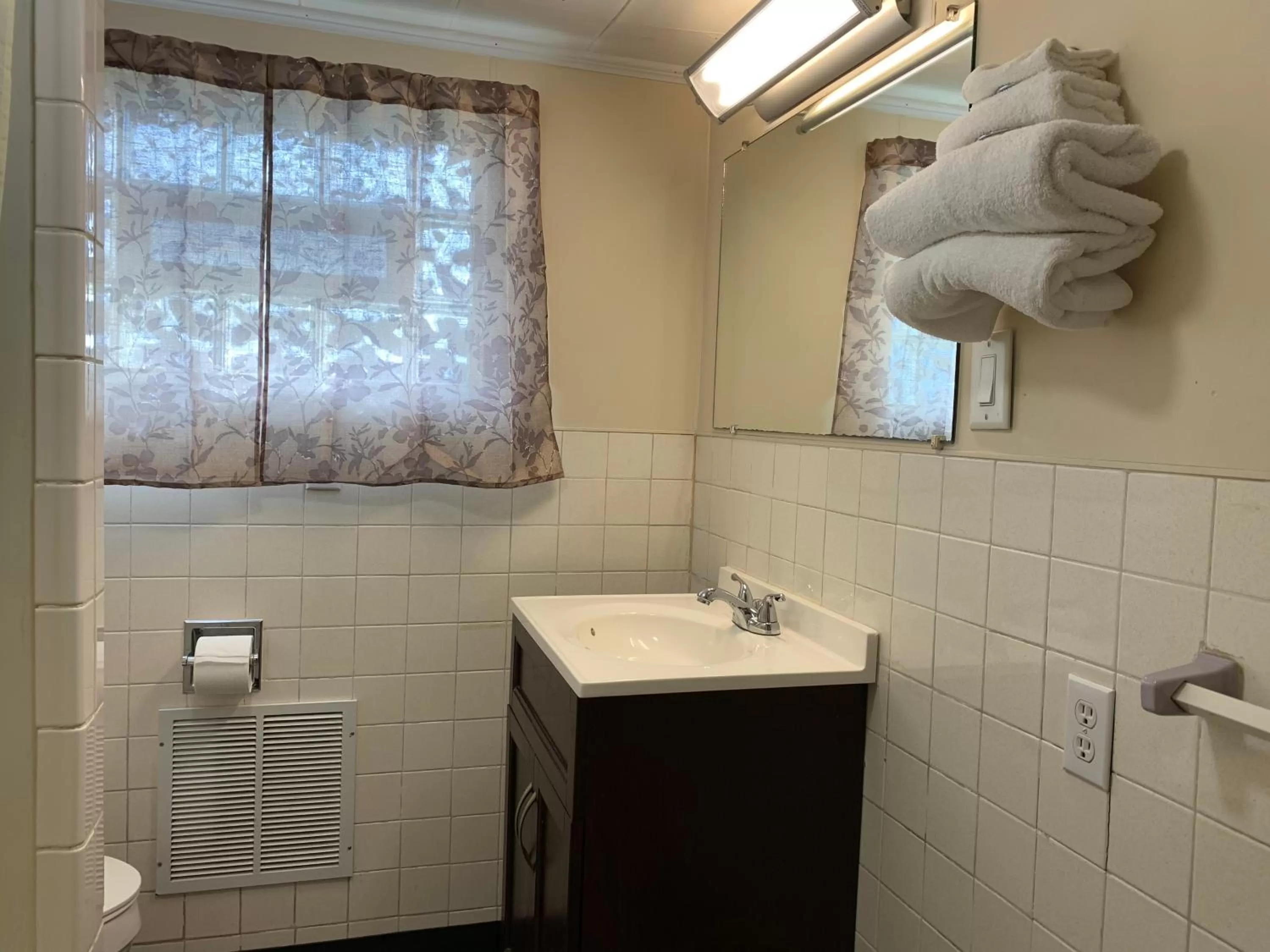 Bathroom in Budget Inn