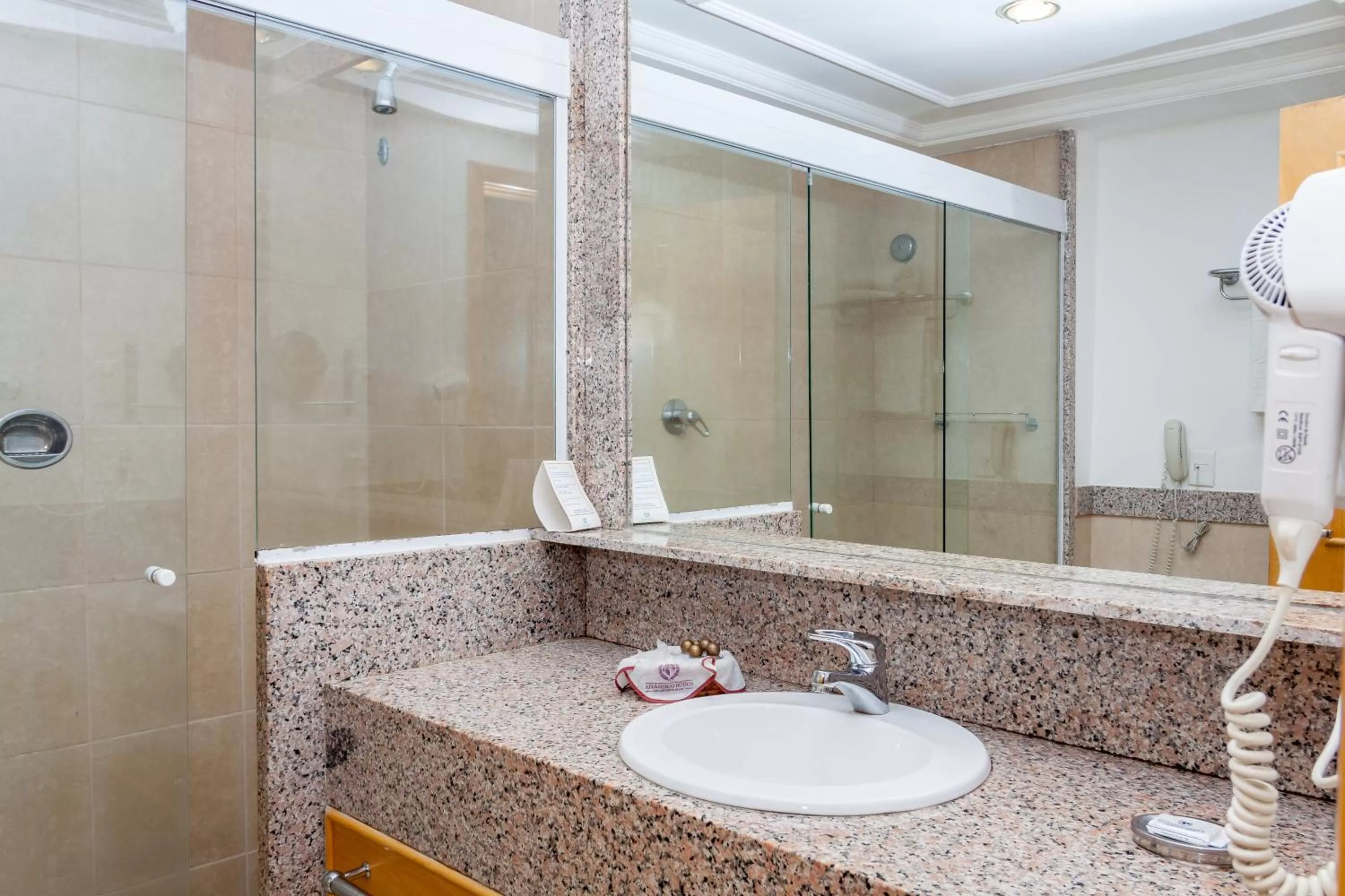 Bathroom in Hotel Atlântico Búzios Convention