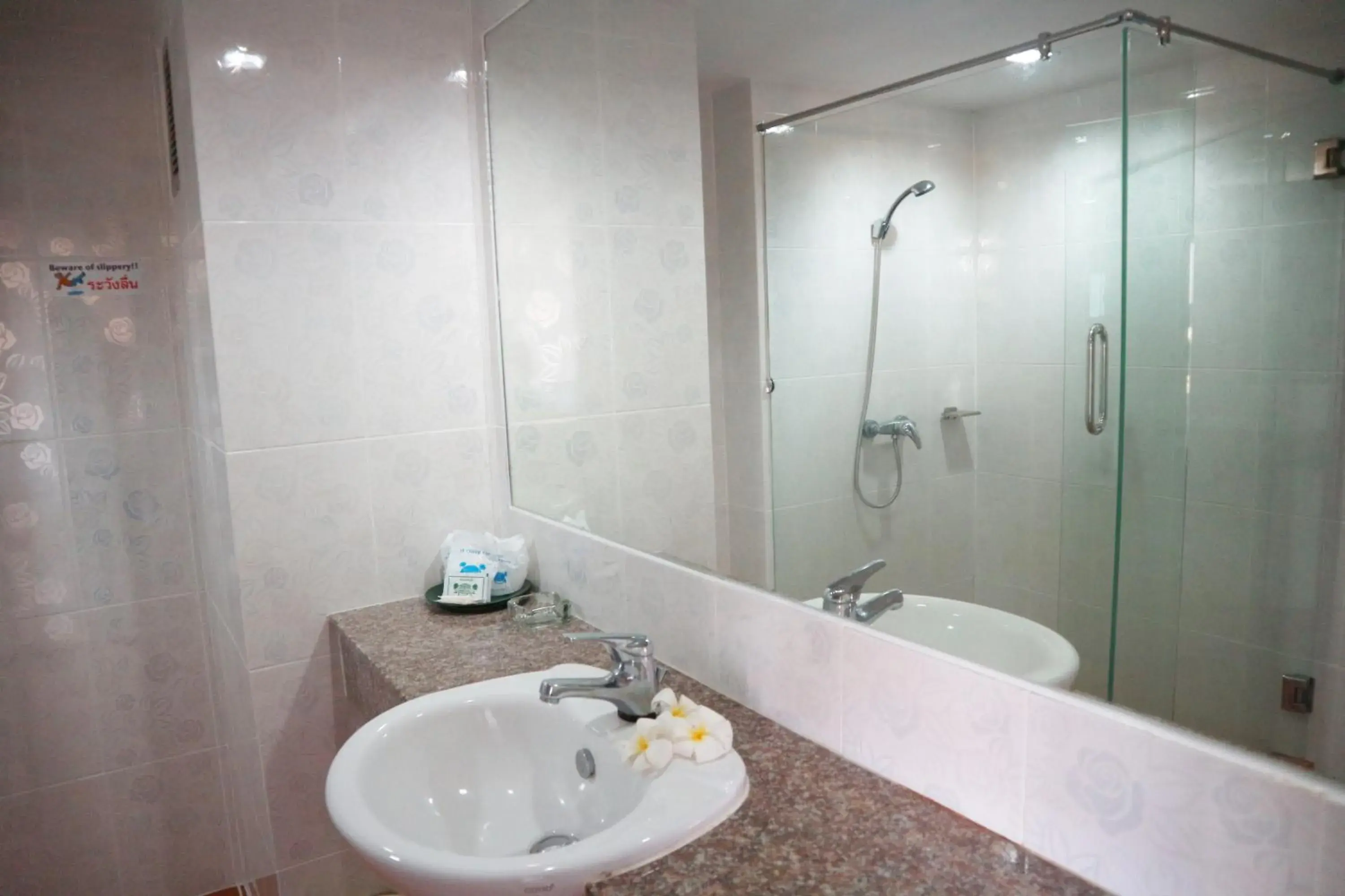 Shower, Bathroom in Welcome Plaza Hotel Pattaya