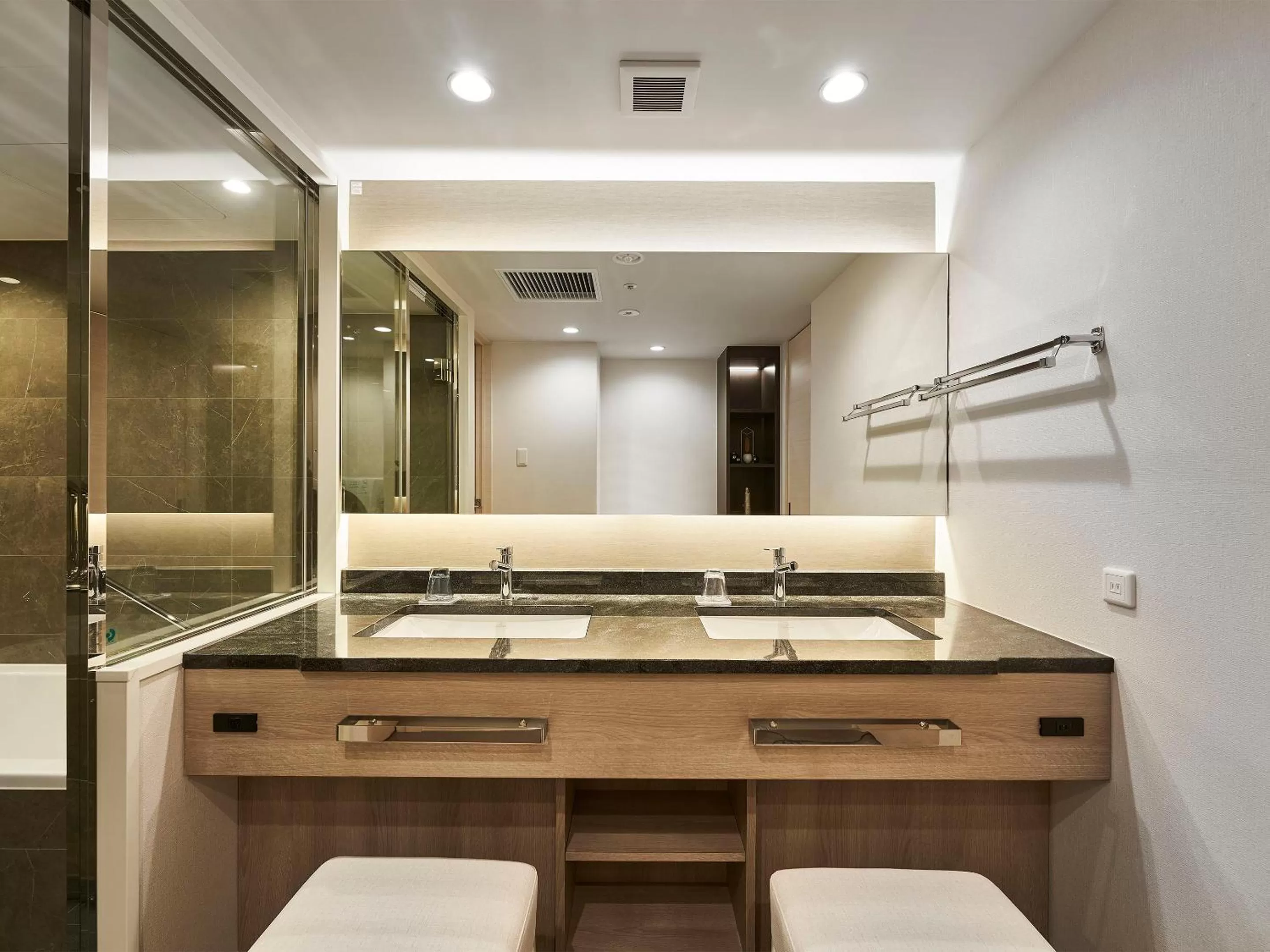 Shower in DEL style Osaka-Shinsaibashi by Daiwa Roynet Hotel