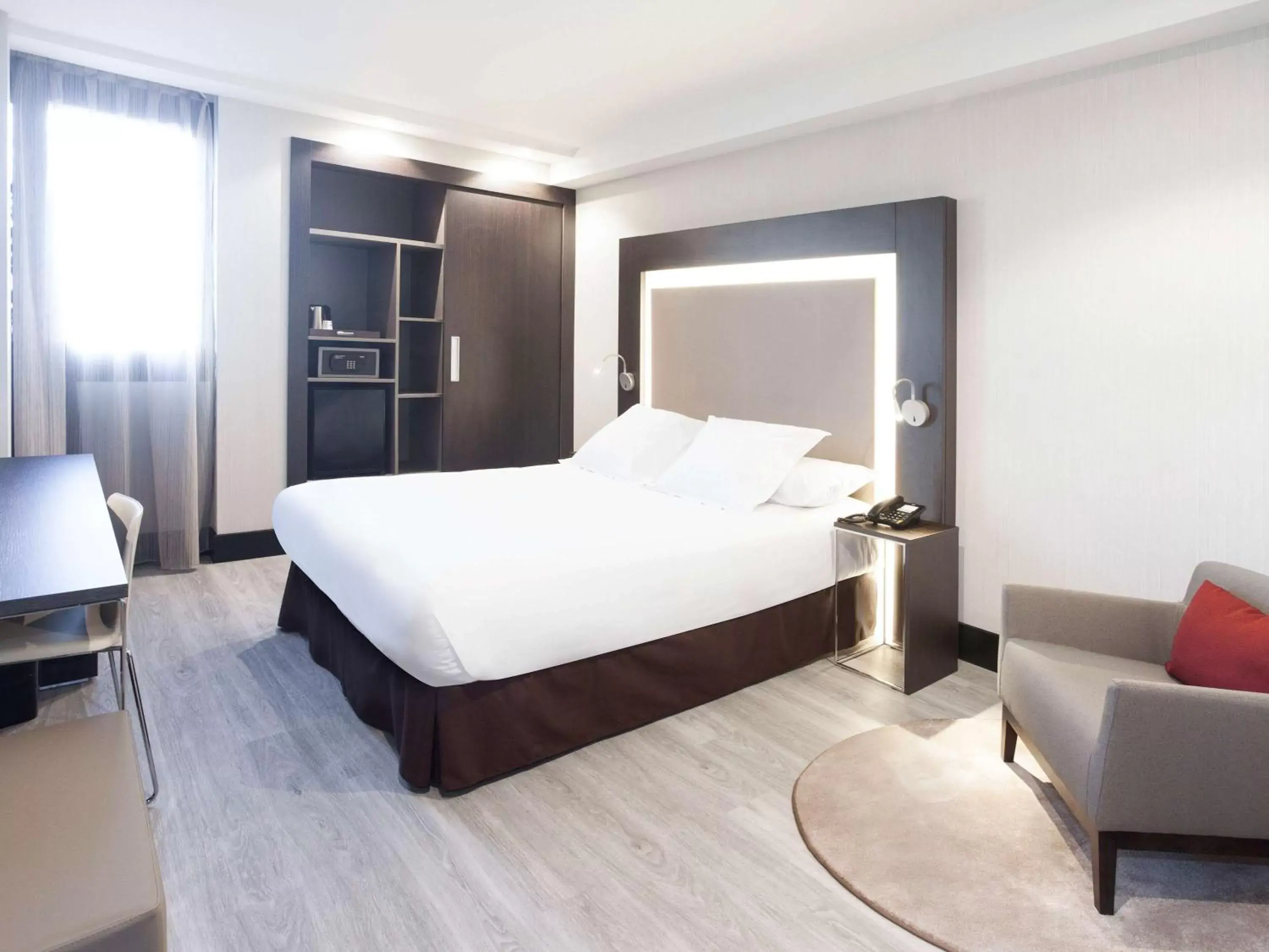 Photo of the whole room, Bed in Novotel Madrid Center