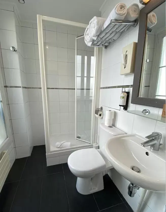 Shower, Bathroom in Hôtel Etoile Trocadéro