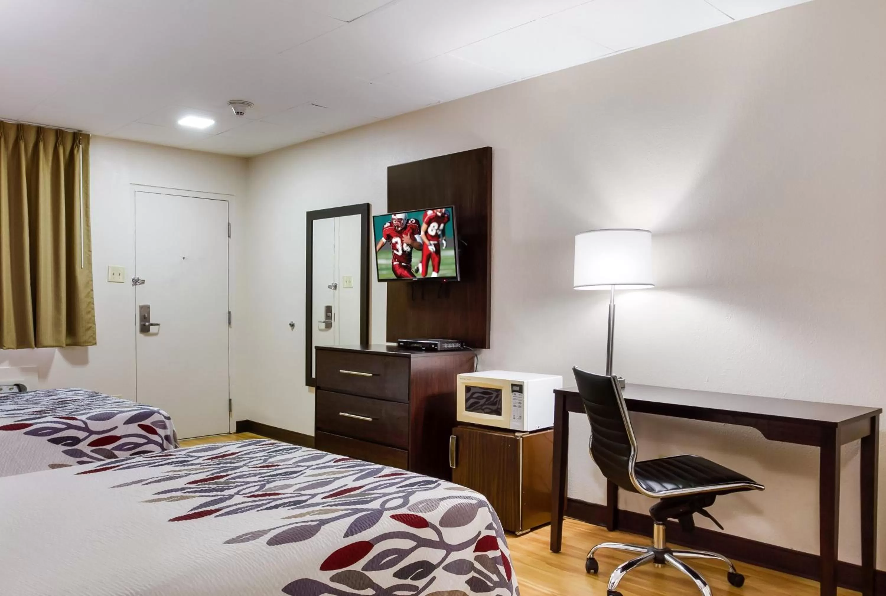 Photo of the whole room, Bed in Red Roof Inn York Downtown