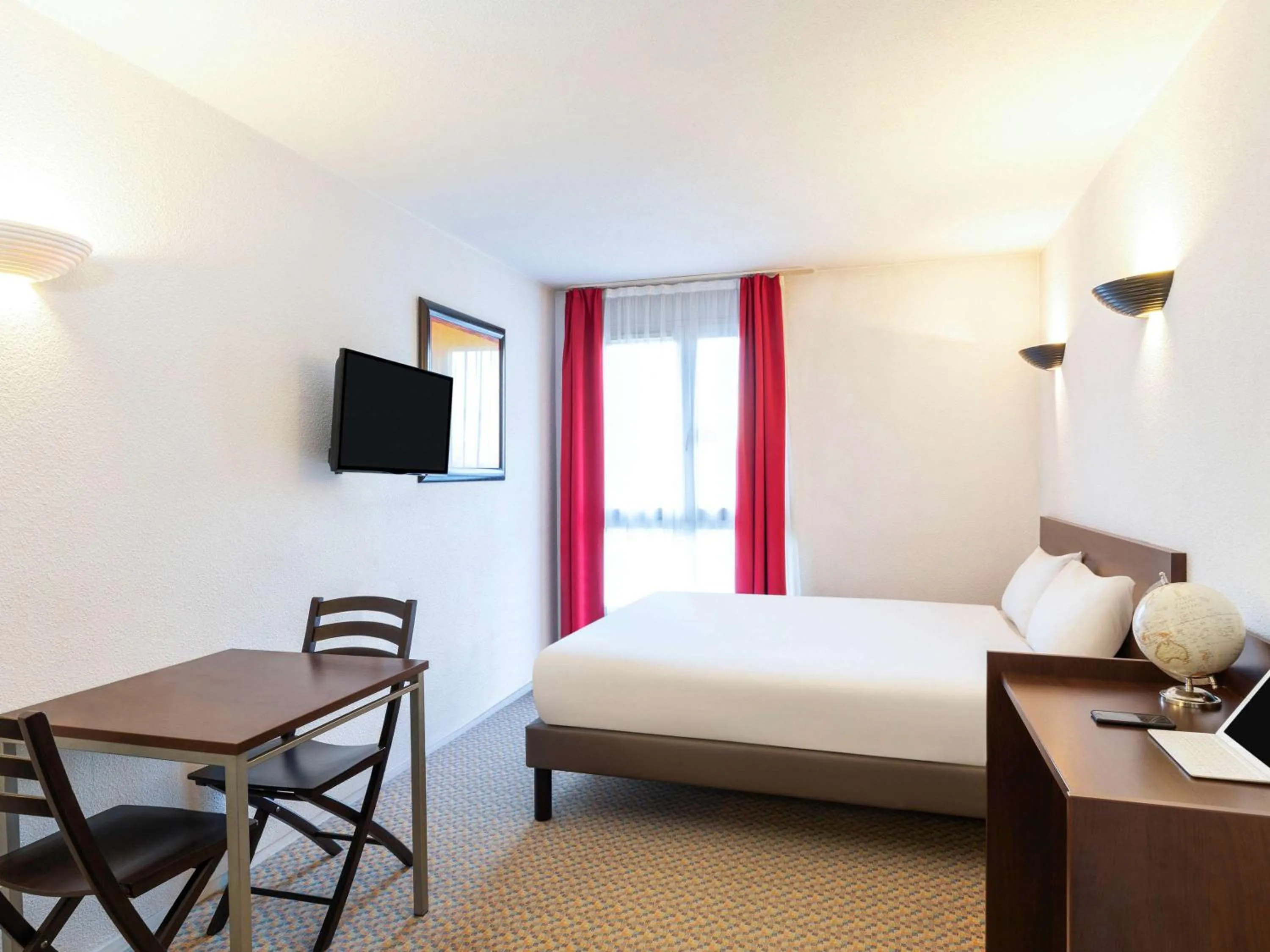 Photo of the whole room, Bed in Aparthotel Adagio Access La Défense - Place Charras