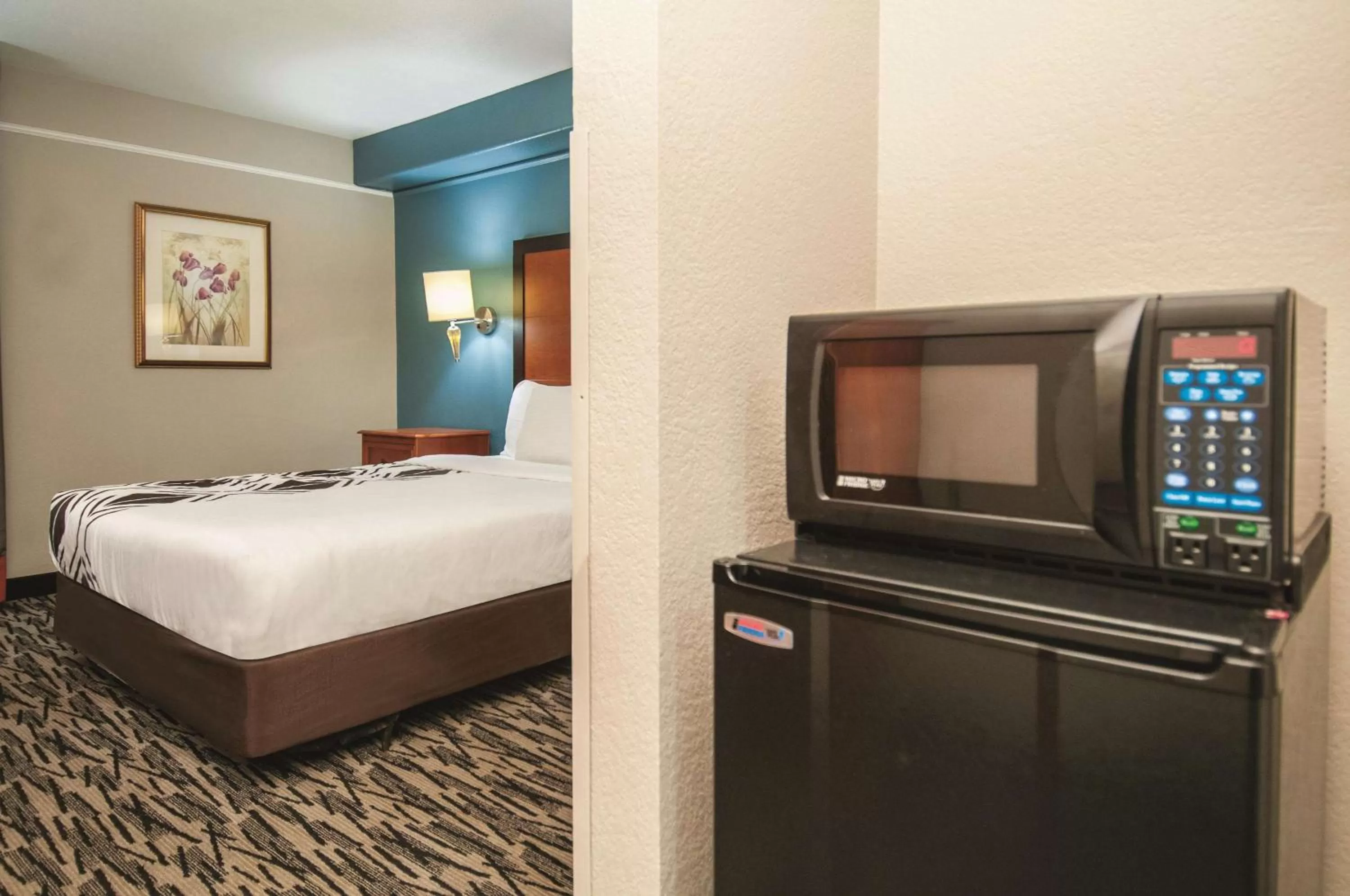 Photo of the whole room, Bed in La Quinta Inn by Wyndham San Antonio Brooks City Base