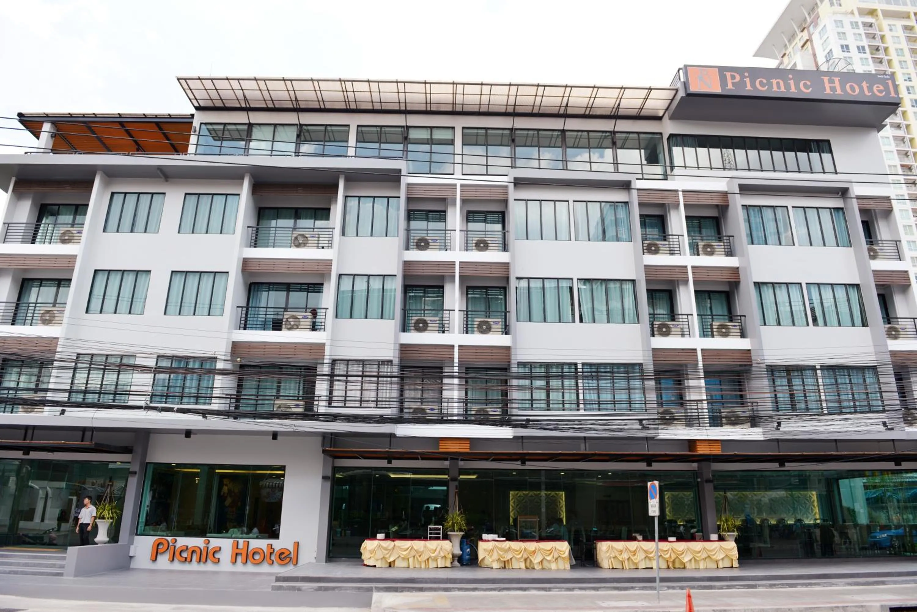 Property building in Picnic Hotel Bangkok - Rang Nam