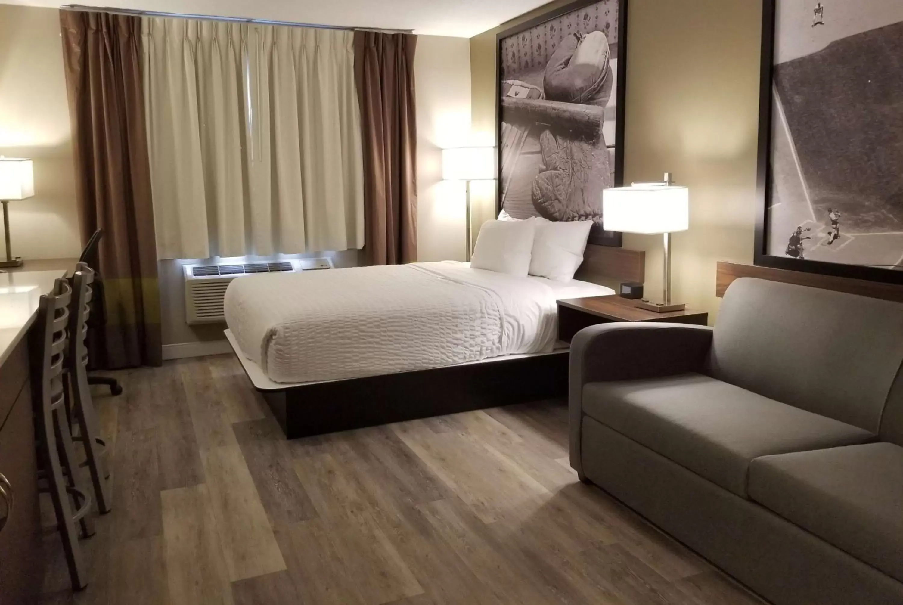 Photo of the whole room, Bed in Super 8 by Wyndham Winnipeg West