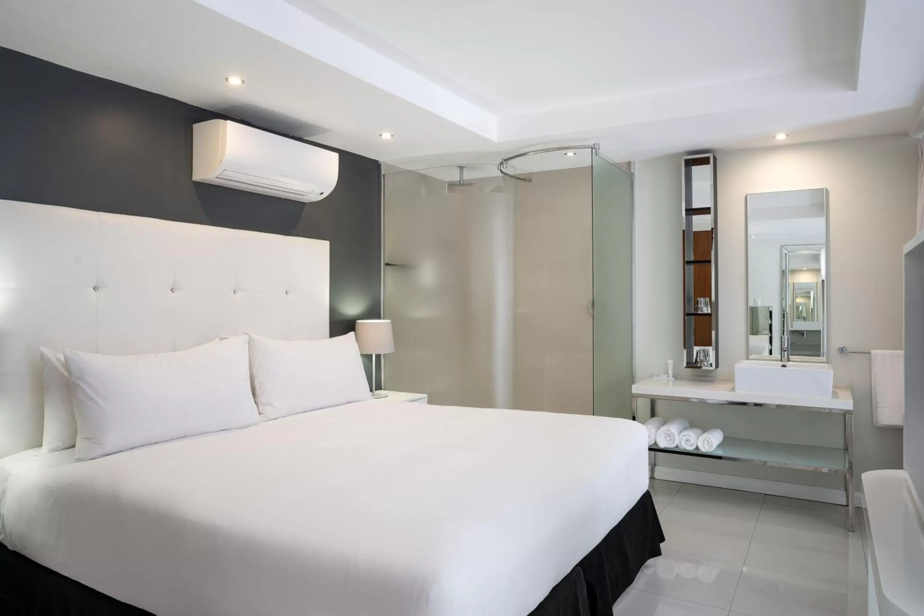 Bathroom, Bed in Protea Hotel Fire & Ice by Marriott Cape Town