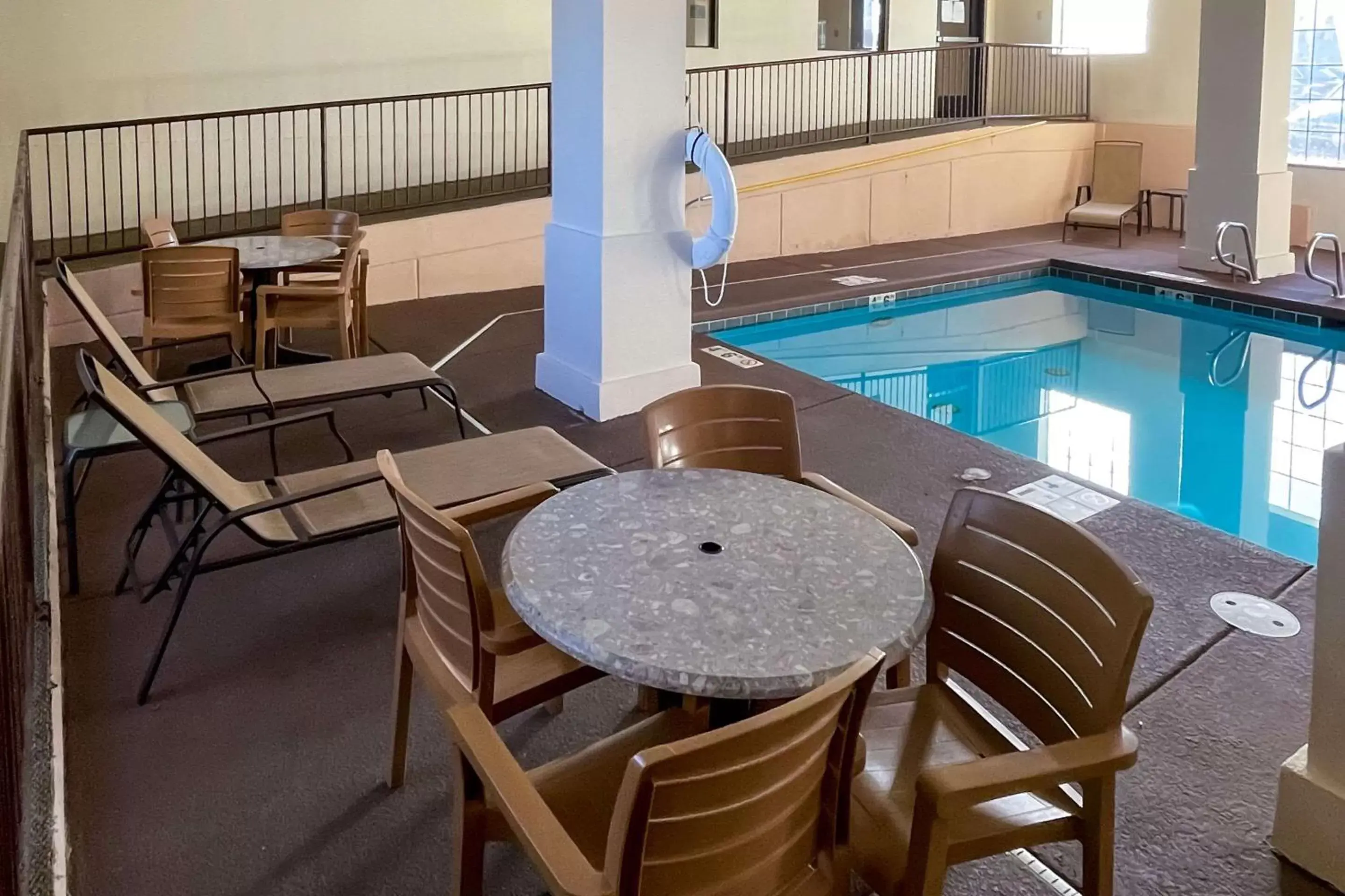 Swimming pool in Comfort Inn & Suites Midtown