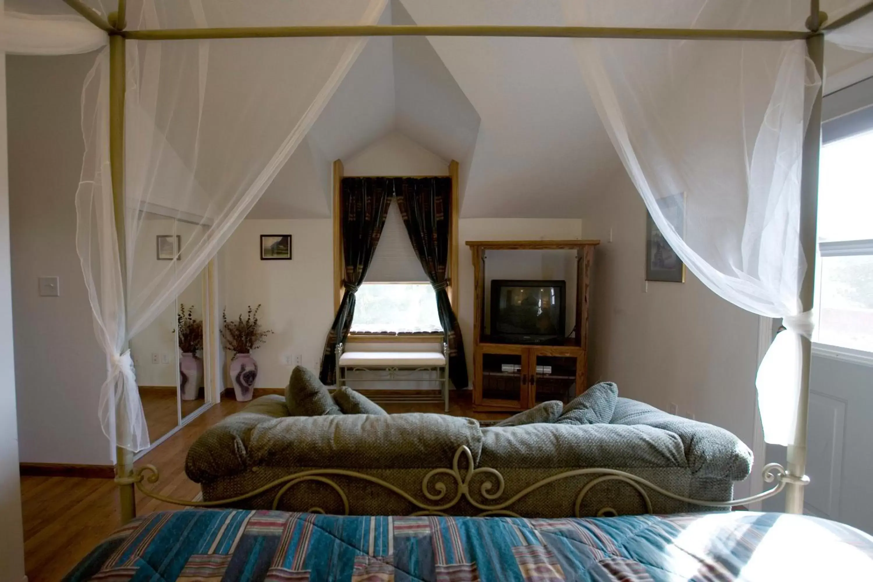 Photo of the whole room, Bed in Abbey Archway Inn