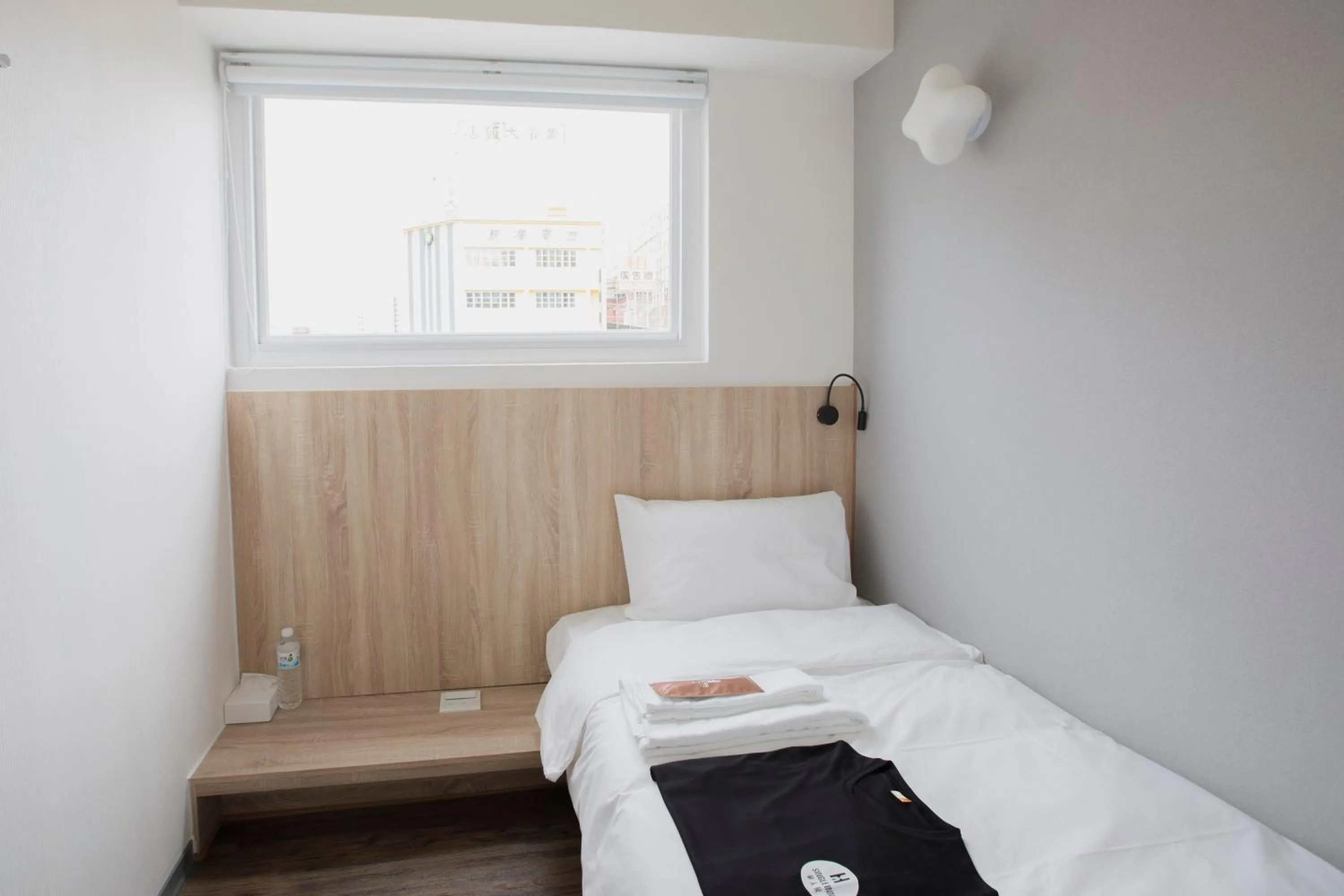 Photo of the whole room, Bed in Single Inn-Kaohsiung Station