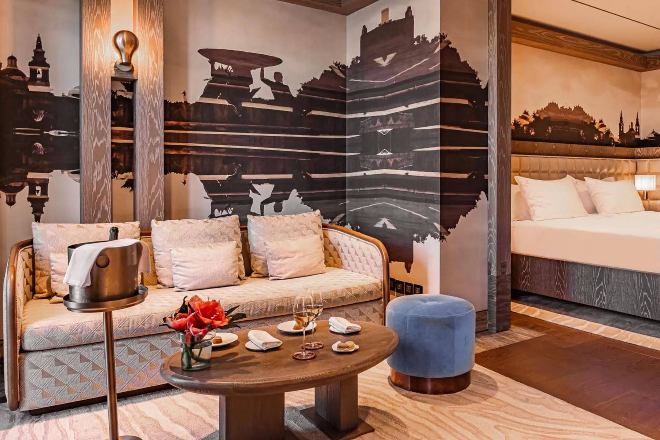 Seating area, Bed in Iniala Harbour House