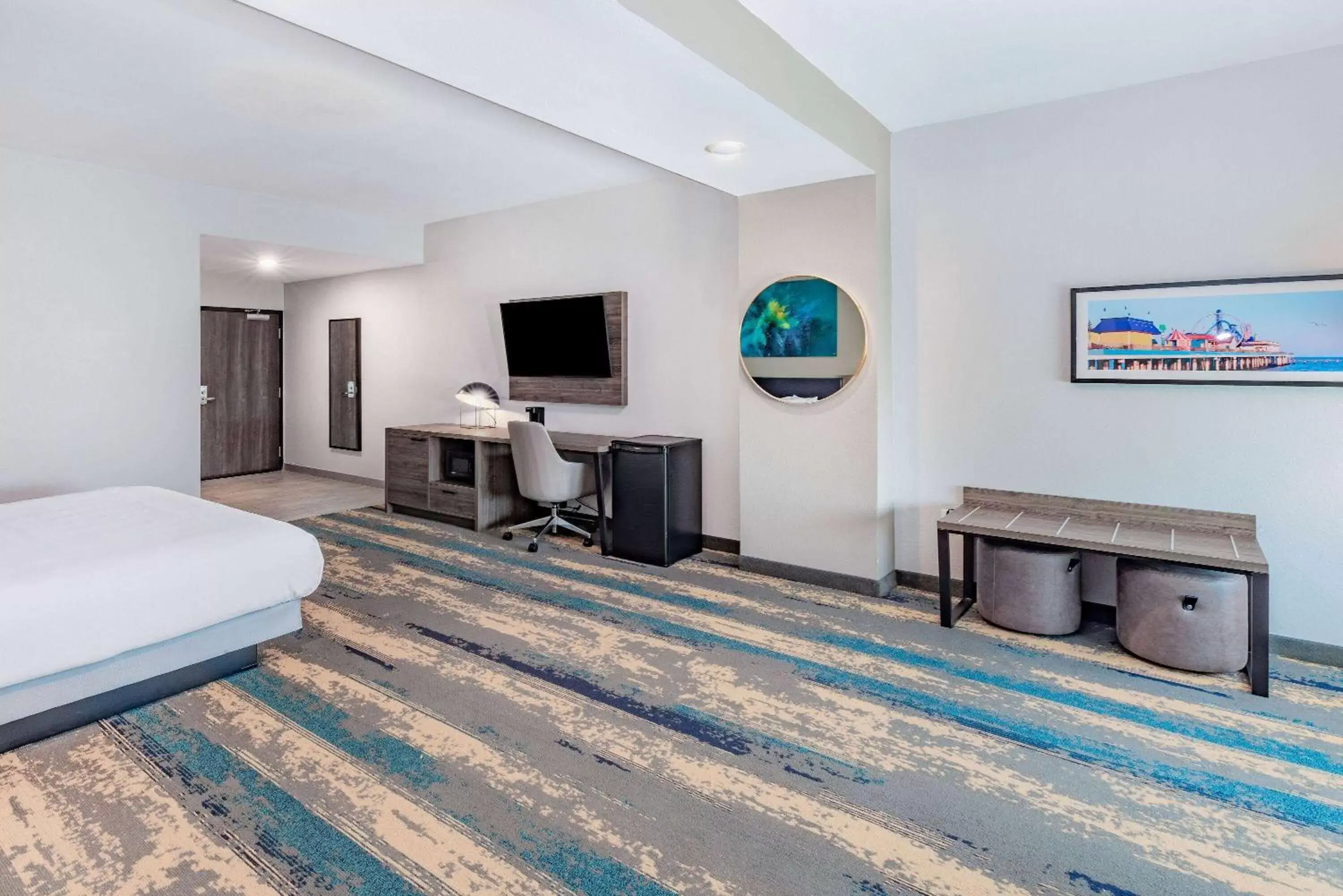 Bed, TV/Entertainment Center in La Quinta Inn & Suites by Wyndham Galveston North at I-45