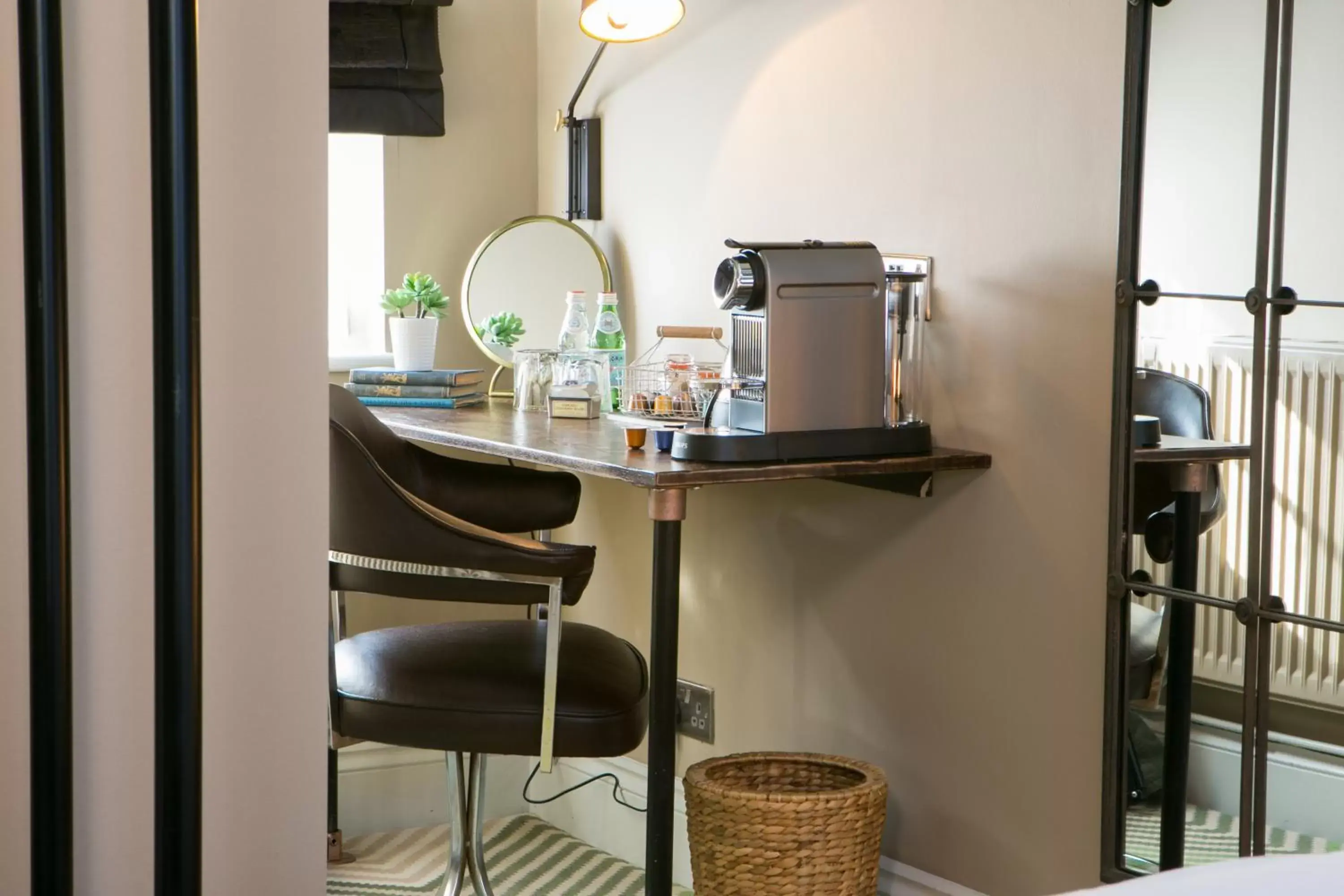 Seating area, Kitchen/Kitchenette in The Huntsman of Brockenhurst