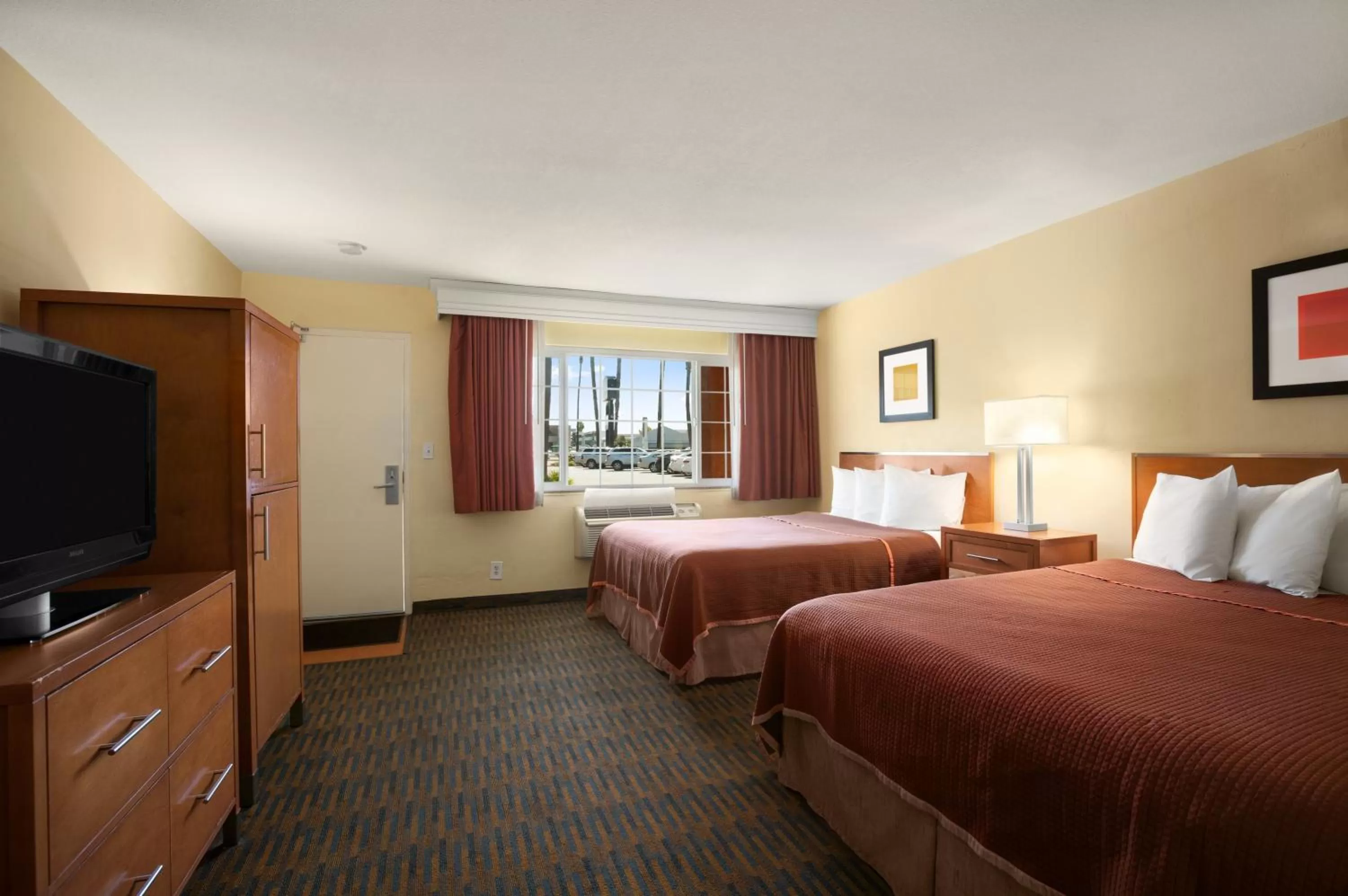 Photo of the whole room, Bed in Howard Johnson by Wyndham San Diego Sea World