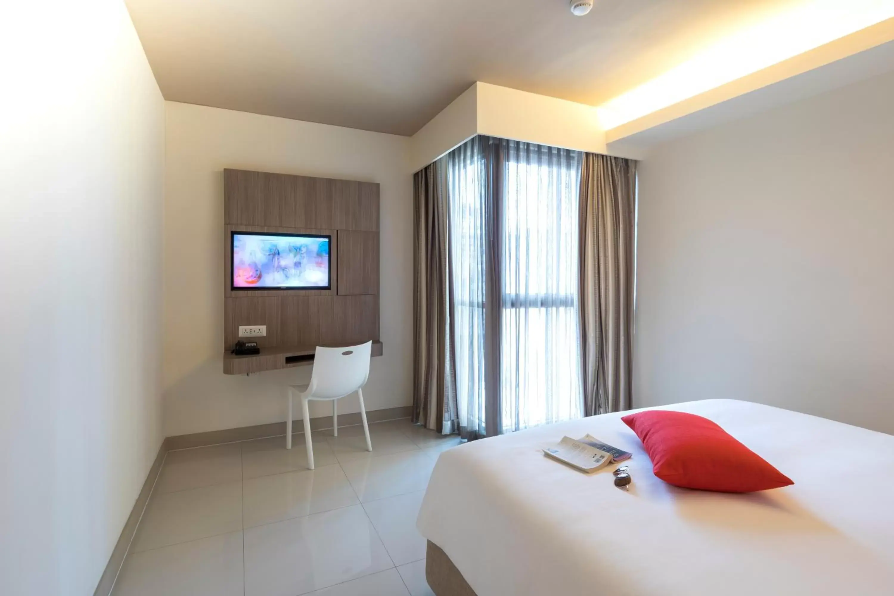 Bed, TV/Entertainment Center in Travelodge Pattaya
