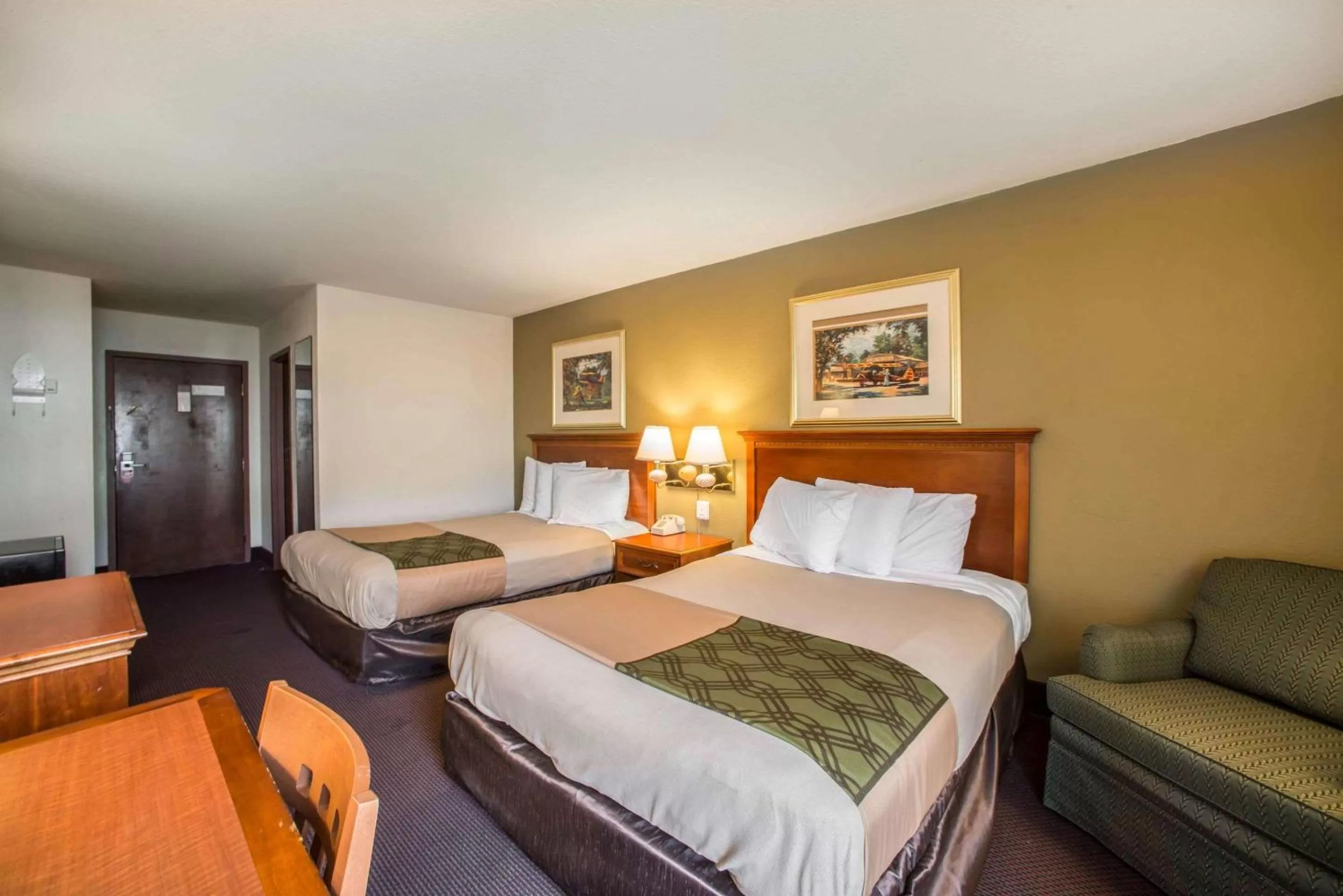 Photo of the whole room in Econo Lodge Marion